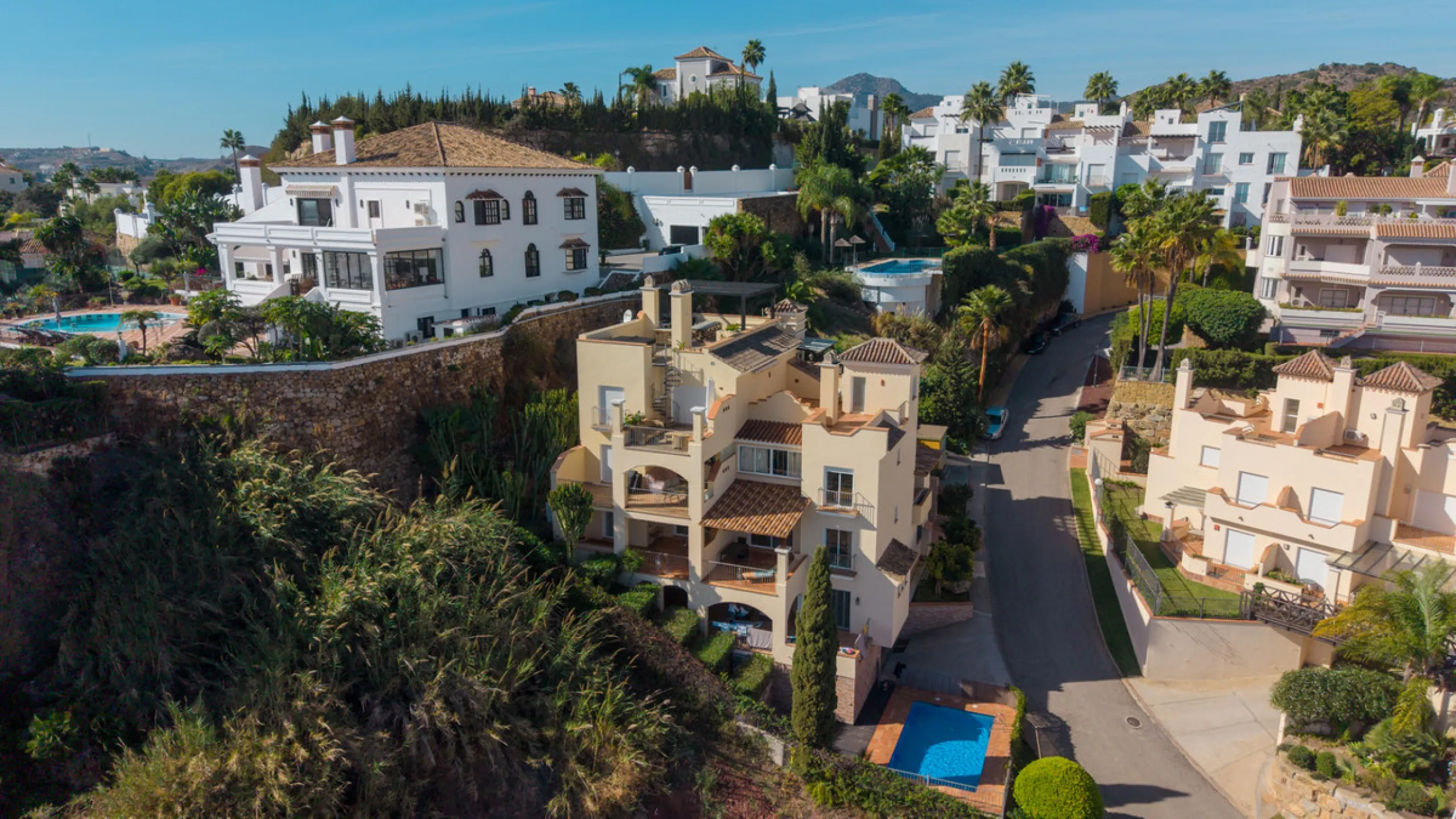 Apartment - Middle Floor Apartment в продаже в Benahavís, Málaga. В доме 2 спален и 2 ванных комнат. Площадь дома 116 м². Площадь участка 15 м²