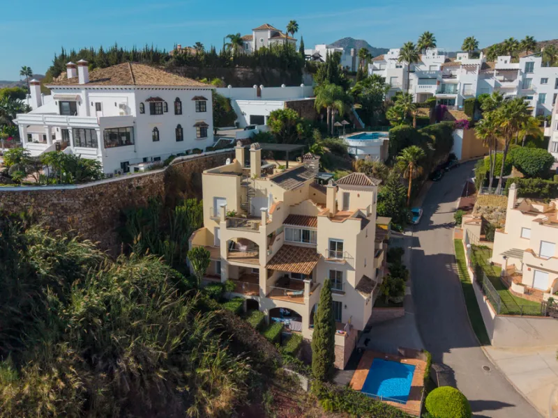 Apartment - Middle Floor Apartment в продаже в Benahavís, Málaga. В доме 2 спален и 2 ванных комнат. Площадь дома 116 м². Площадь участка 15 м²