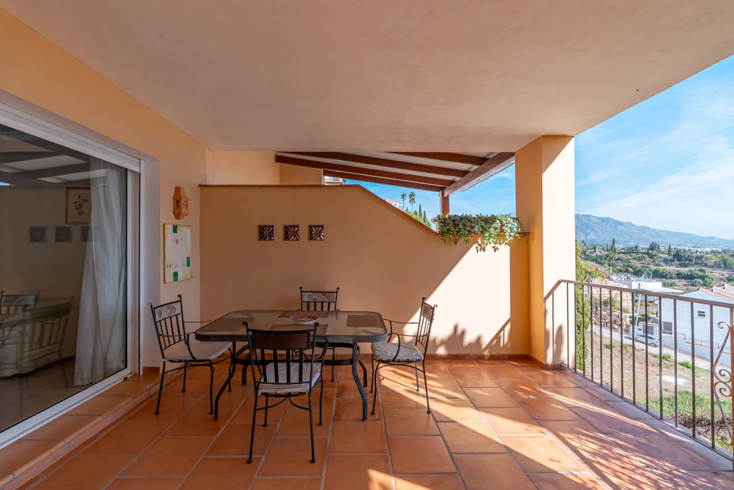 Apartment - Middle Floor Apartment в продаже в Benahavís, Málaga. В доме 2 спален и 2 ванных комнат. Площадь дома 116 м². Площадь участка 15 м²