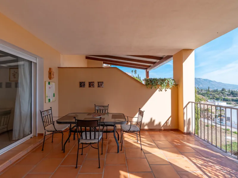 Apartment - Middle Floor Apartment в продаже в Benahavís, Málaga. В доме 2 спален и 2 ванных комнат. Площадь дома 116 м². Площадь участка 15 м²