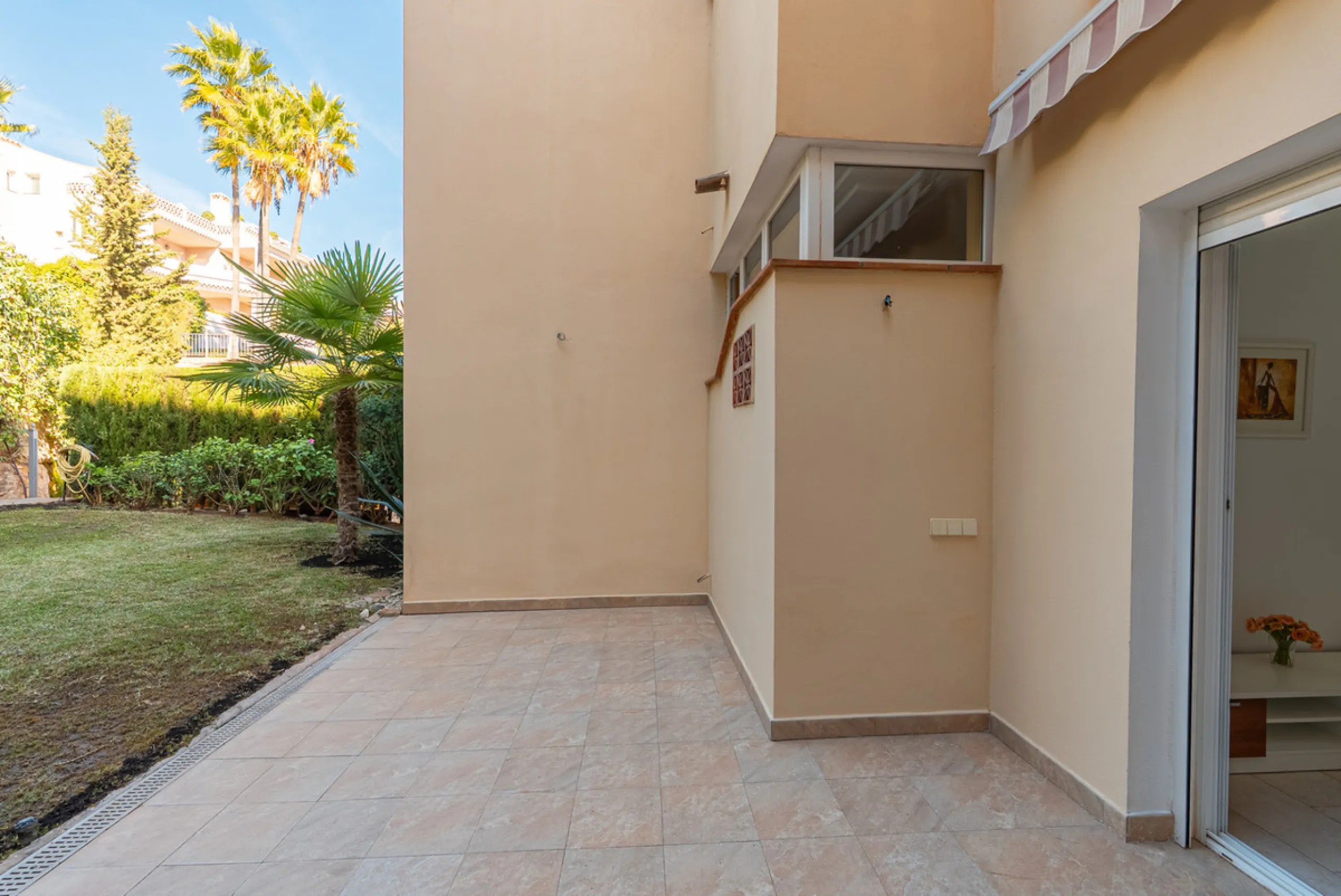 Apartment - Middle Floor Apartment в продаже в Benahavís, Málaga. В доме 2 спален и 2 ванных комнат. Площадь дома 116 м². Площадь участка 15 м²