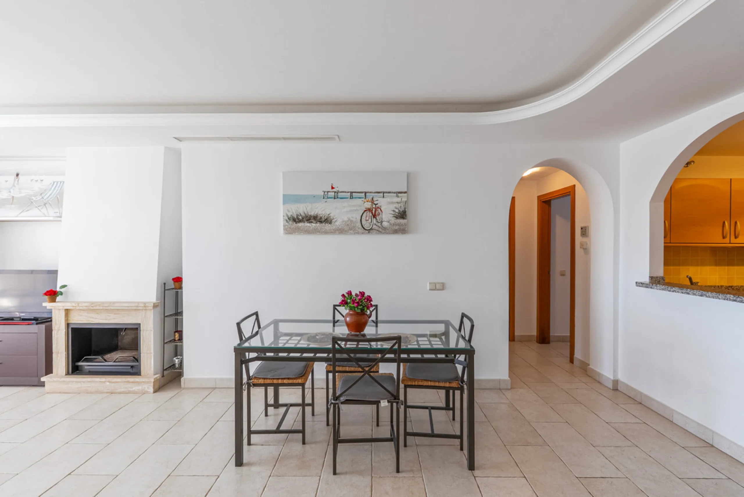 Apartment - Middle Floor Apartment в продаже в Benahavís, Málaga. В доме 2 спален и 2 ванных комнат. Площадь дома 116 м². Площадь участка 15 м²