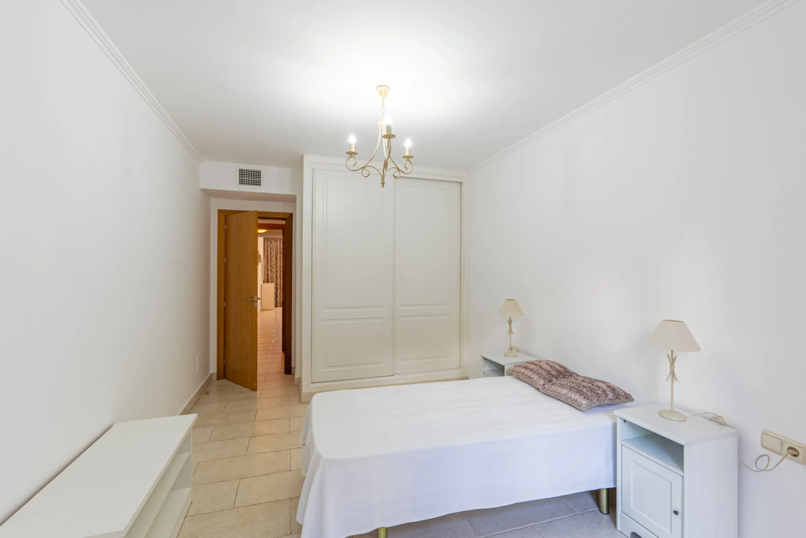 Apartment - Middle Floor Apartment в продаже в Benahavís, Málaga. В доме 2 спален и 2 ванных комнат. Площадь дома 116 м². Площадь участка 15 м²
