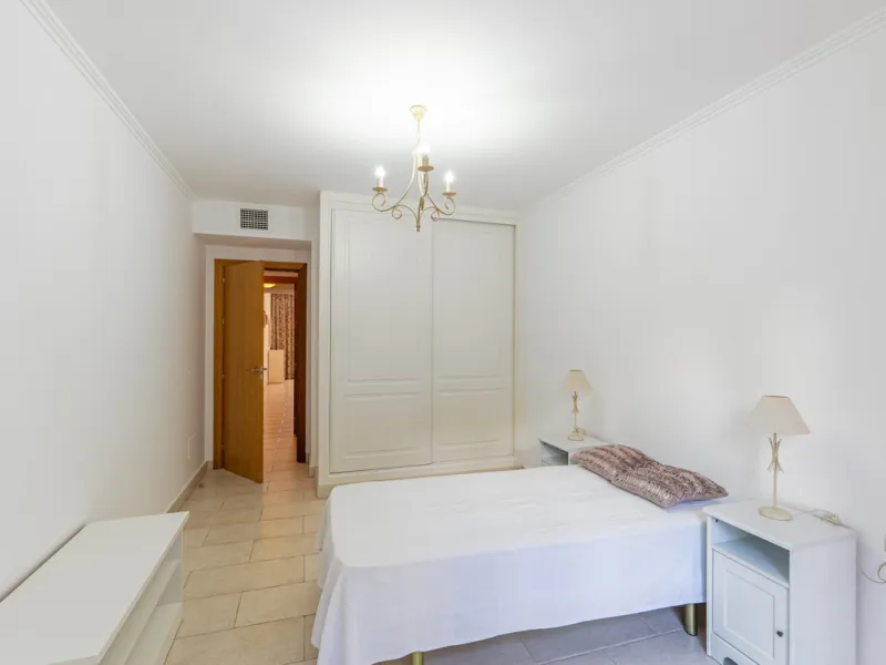 Apartment - Middle Floor Apartment в продаже в Benahavís, Málaga. В доме 2 спален и 2 ванных комнат. Площадь дома 116 м². Площадь участка 15 м²