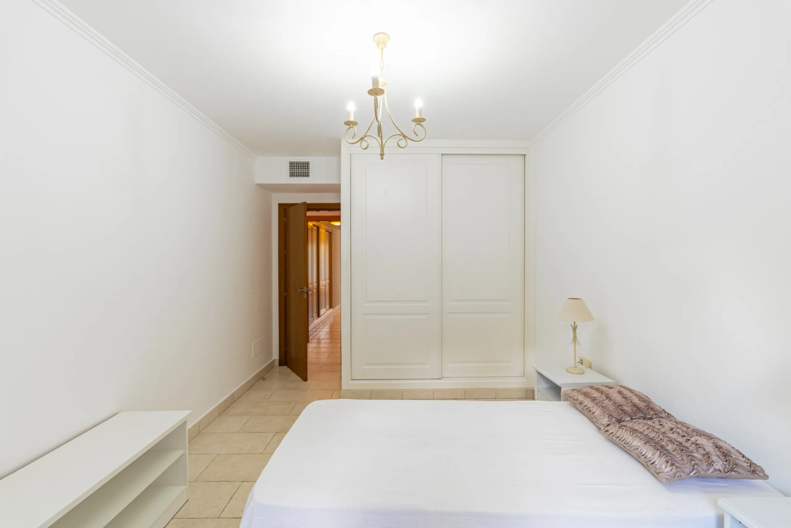 Apartment - Middle Floor Apartment в продаже в Benahavís, Málaga. В доме 2 спален и 2 ванных комнат. Площадь дома 116 м². Площадь участка 15 м²