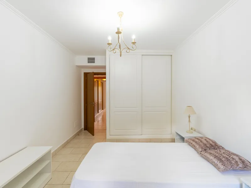 Apartment - Middle Floor Apartment в продаже в Benahavís, Málaga. В доме 2 спален и 2 ванных комнат. Площадь дома 116 м². Площадь участка 15 м²