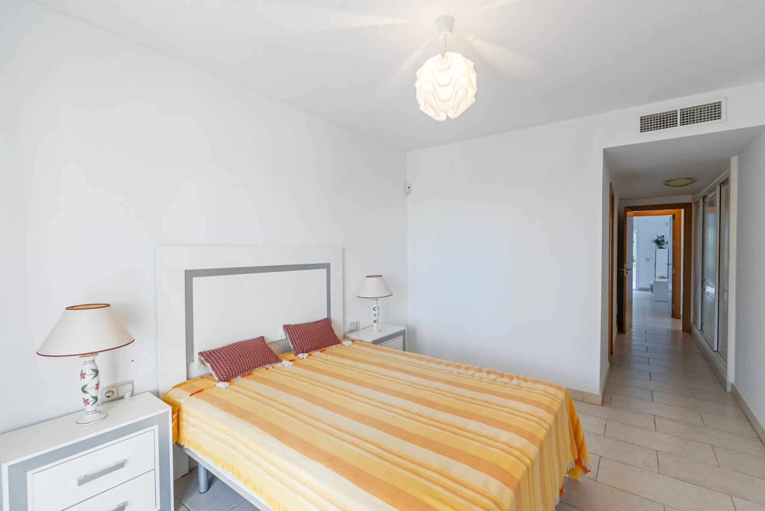 Apartment - Middle Floor Apartment в продаже в Benahavís, Málaga. В доме 2 спален и 2 ванных комнат. Площадь дома 116 м². Площадь участка 15 м²