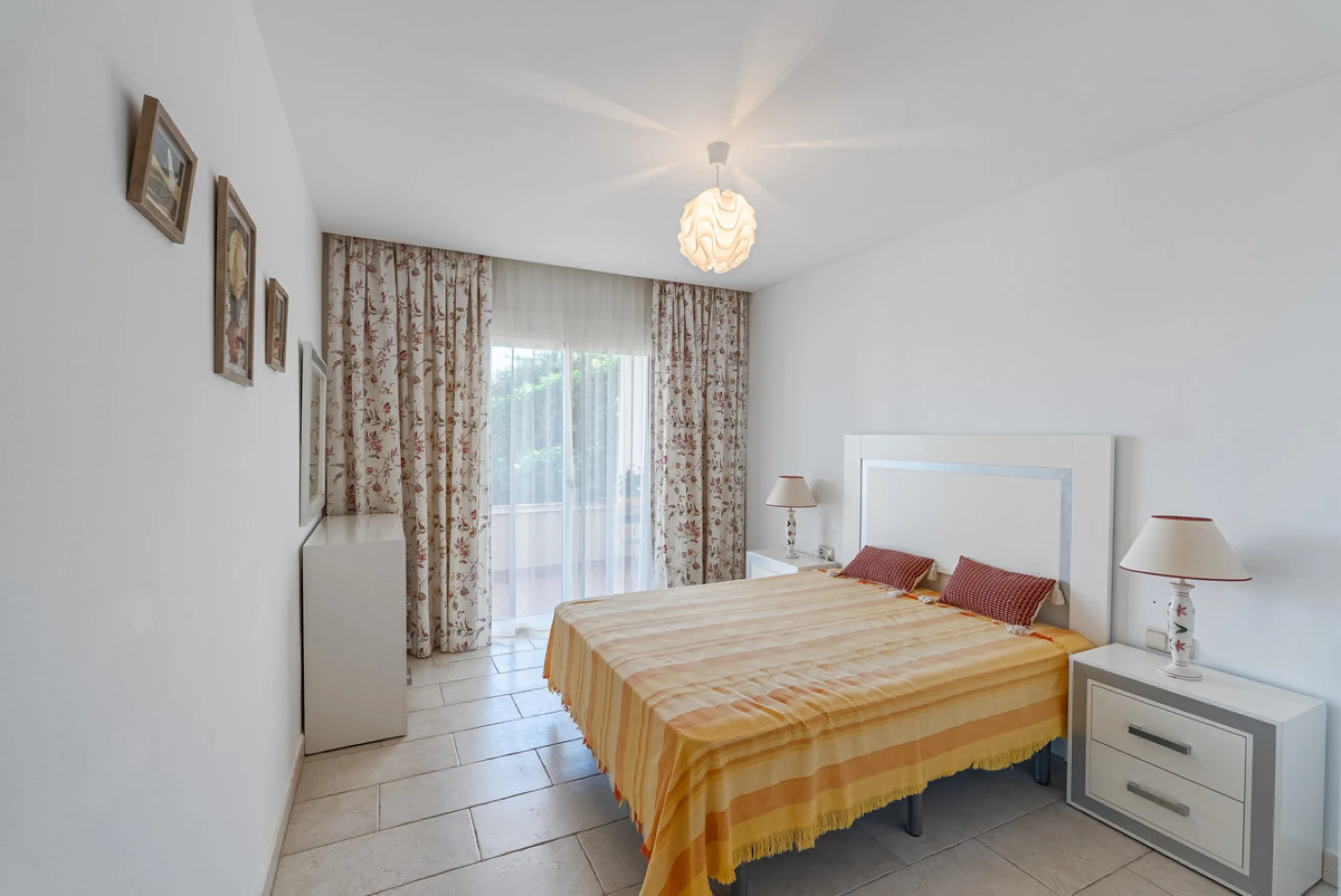 Apartment - Middle Floor Apartment в продаже в Benahavís, Málaga. В доме 2 спален и 2 ванных комнат. Площадь дома 116 м². Площадь участка 15 м²