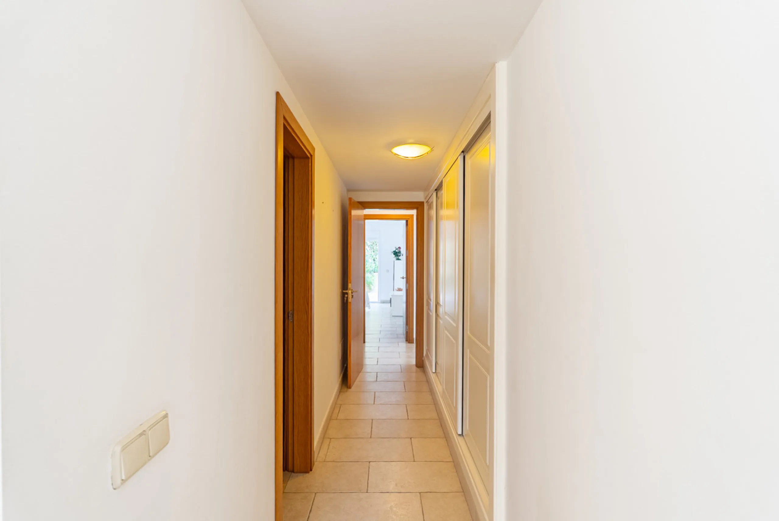 Apartment - Middle Floor Apartment в продаже в Benahavís, Málaga. В доме 2 спален и 2 ванных комнат. Площадь дома 116 м². Площадь участка 15 м²
