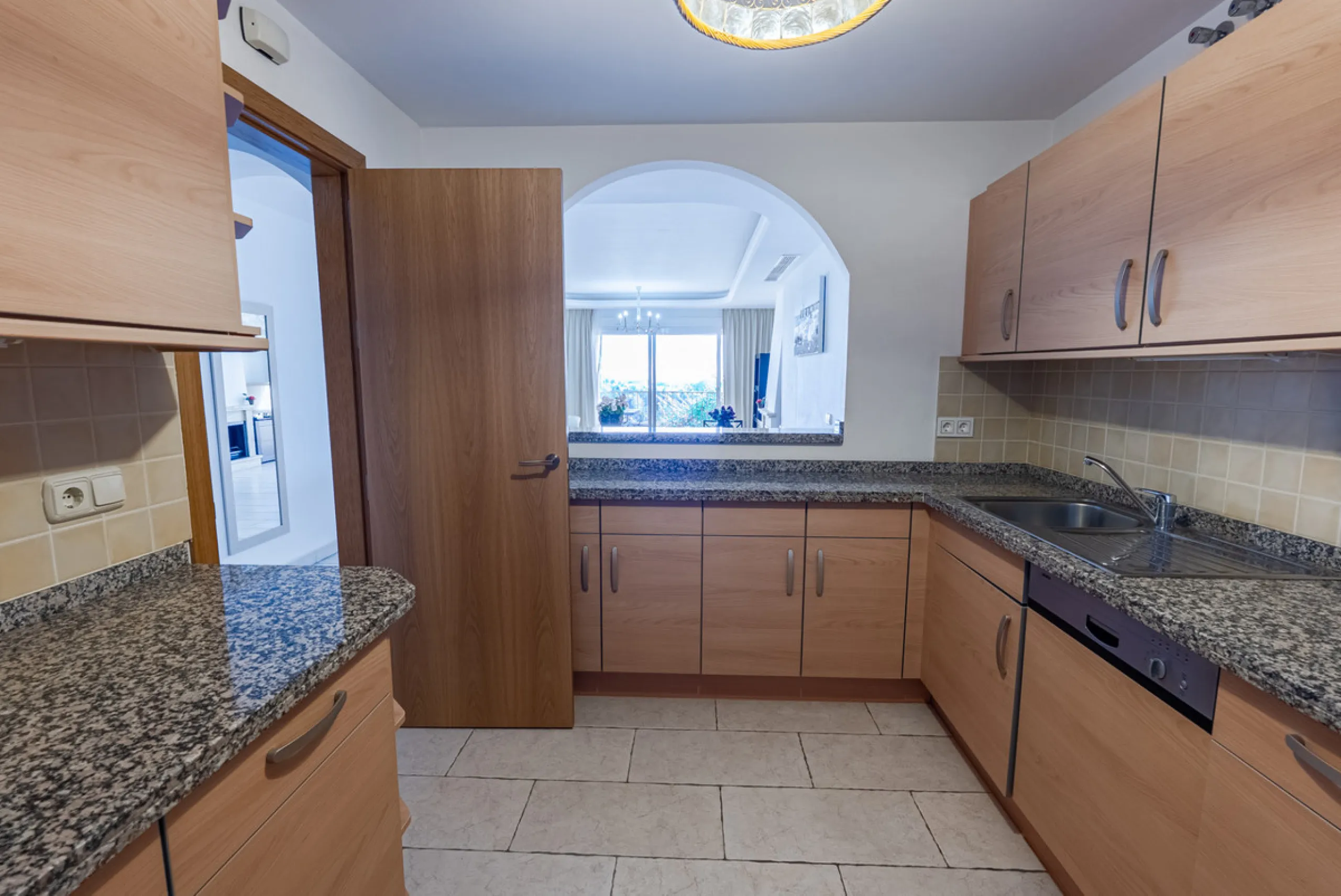 Apartment - Middle Floor Apartment в продаже в Benahavís, Málaga. В доме 2 спален и 2 ванных комнат. Площадь дома 116 м². Площадь участка 15 м²