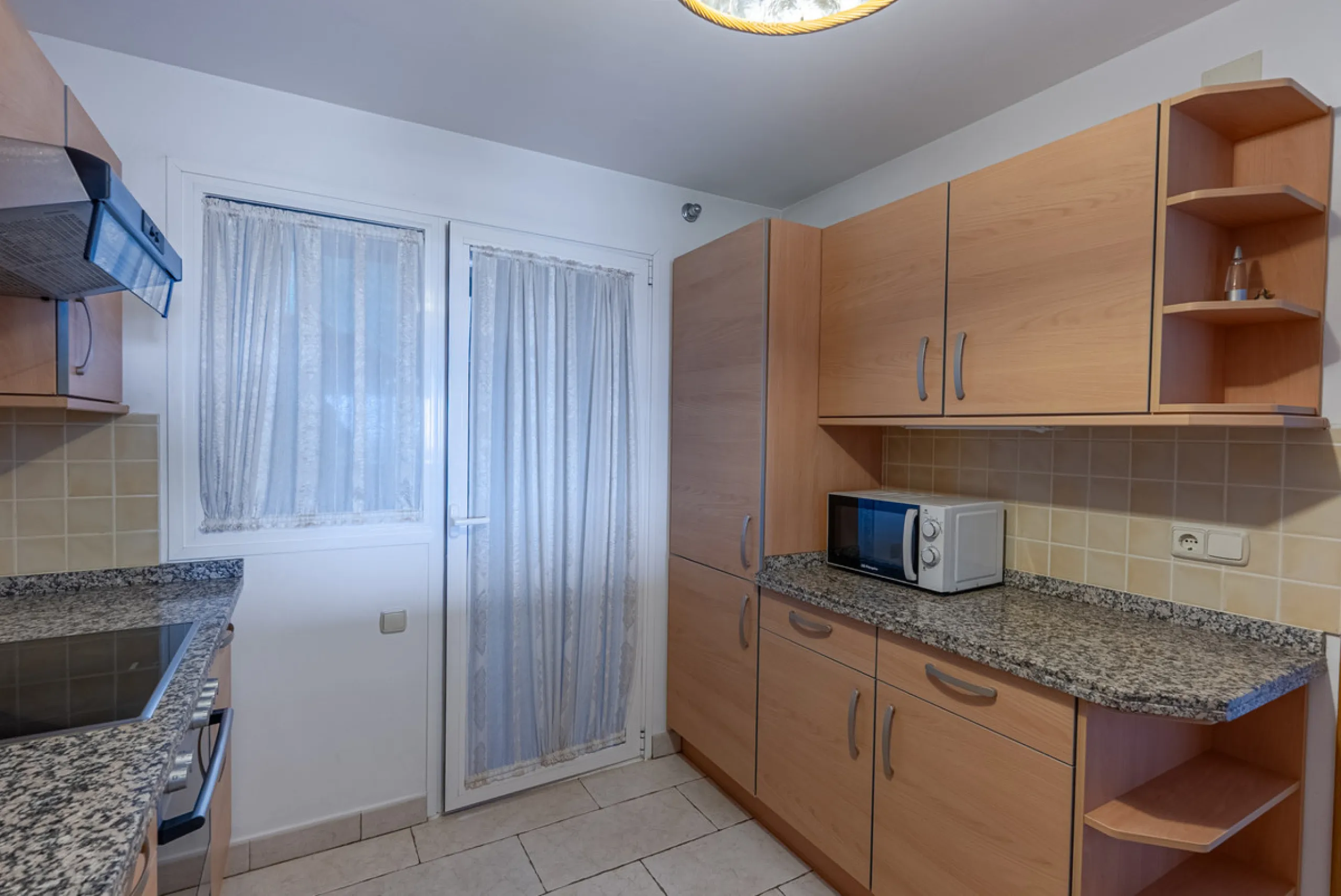 Apartment - Middle Floor Apartment в продаже в Benahavís, Málaga. В доме 2 спален и 2 ванных комнат. Площадь дома 116 м². Площадь участка 15 м²