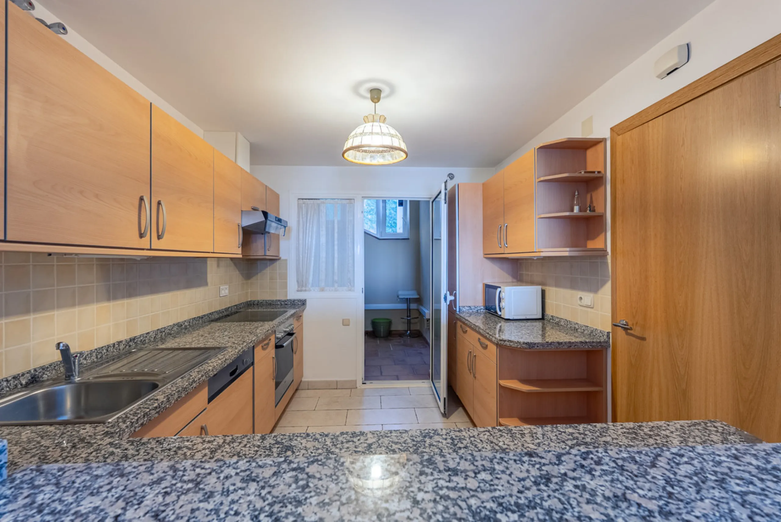 Apartment - Middle Floor Apartment в продаже в Benahavís, Málaga. В доме 2 спален и 2 ванных комнат. Площадь дома 116 м². Площадь участка 15 м²