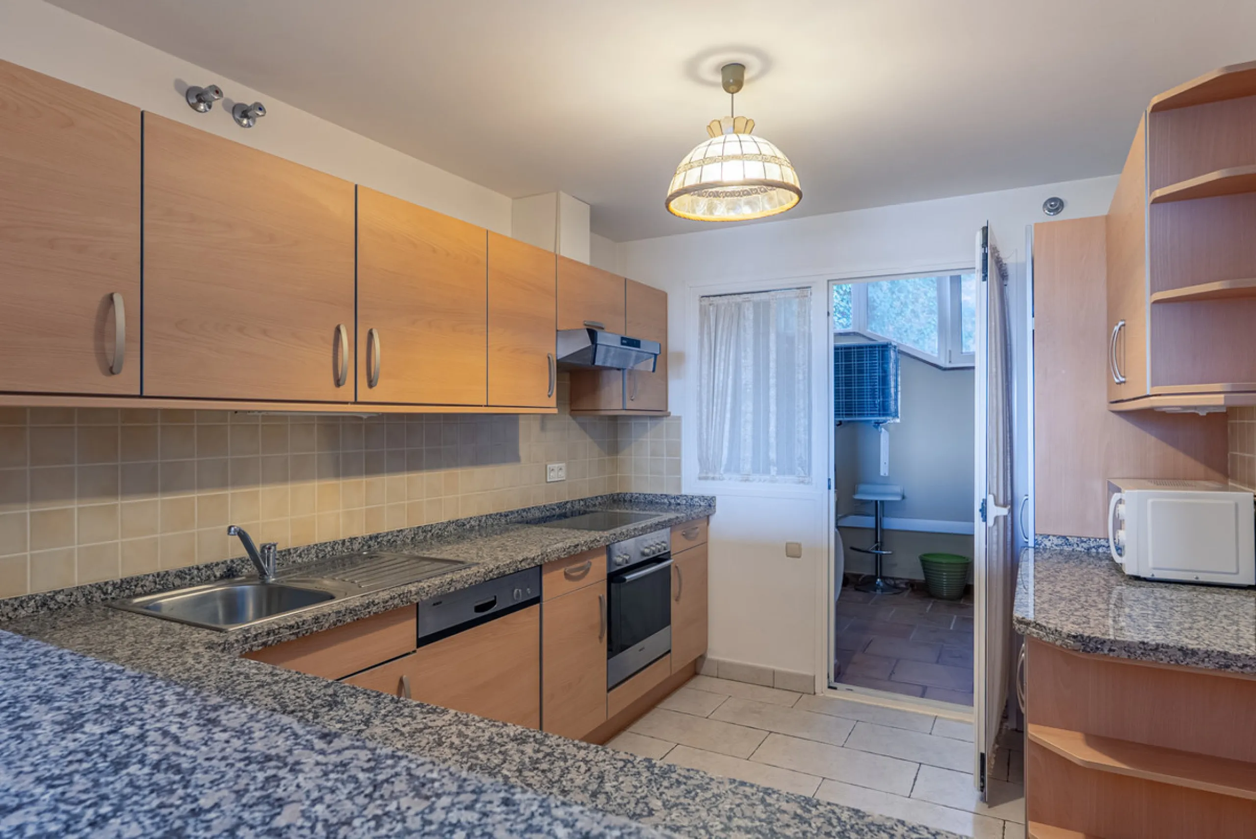 Apartment - Middle Floor Apartment в продаже в Benahavís, Málaga. В доме 2 спален и 2 ванных комнат. Площадь дома 116 м². Площадь участка 15 м²