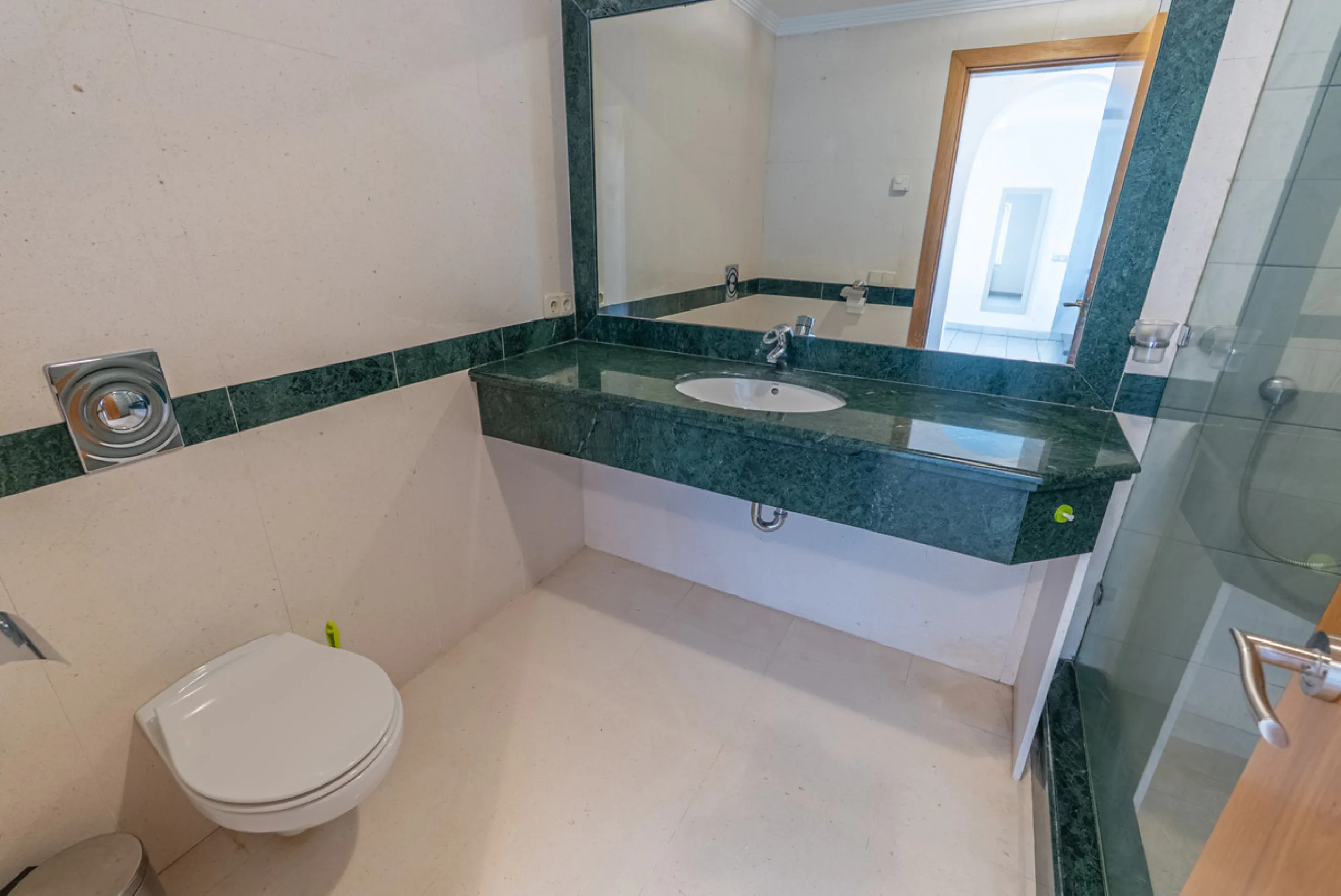 Apartment - Middle Floor Apartment в продаже в Benahavís, Málaga. В доме 2 спален и 2 ванных комнат. Площадь дома 116 м². Площадь участка 15 м²