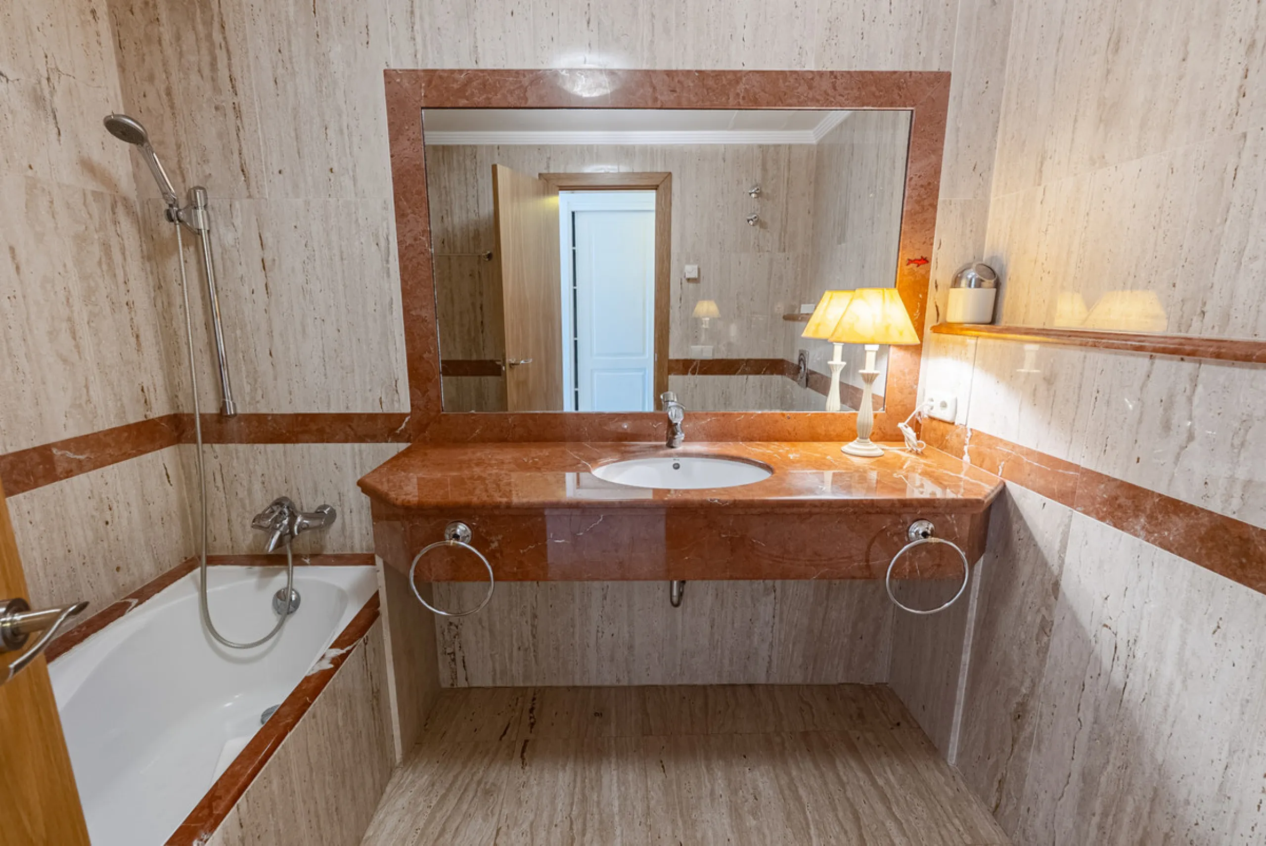 Apartment - Middle Floor Apartment в продаже в Benahavís, Málaga. В доме 2 спален и 2 ванных комнат. Площадь дома 116 м². Площадь участка 15 м²