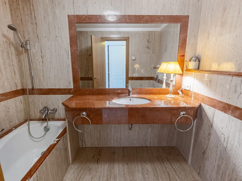 Apartment - Middle Floor Apartment в продаже в Benahavís, Málaga. В доме 2 спален и 2 ванных комнат. Площадь дома 116 м². Площадь участка 15 м²