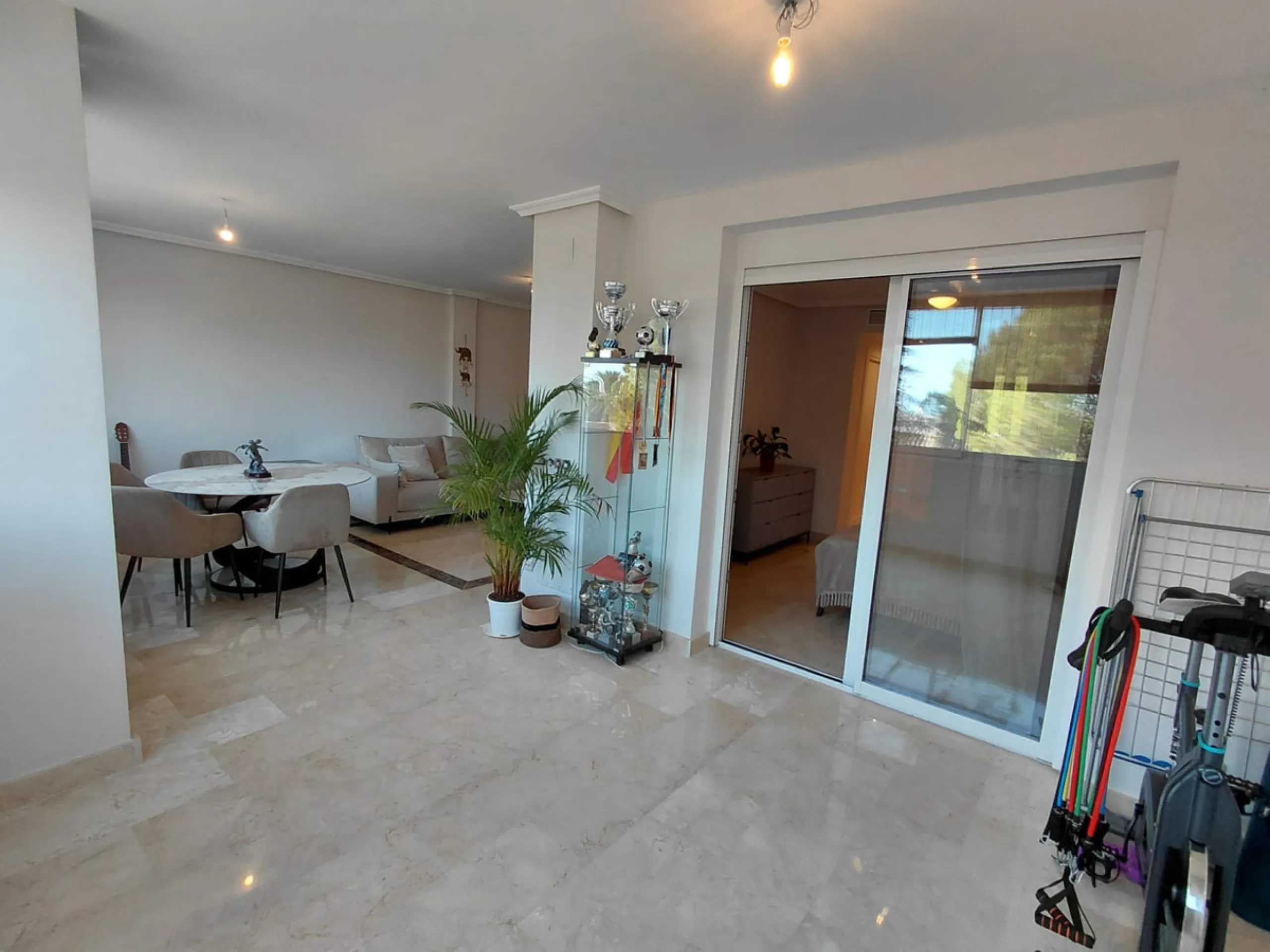 This stylishly renovated apartment is located in Camino del Pinar, one of Marbella's most peaceful and well-connected residential areas. Just a few minutes from the town centre and the beaches of the Golden Mile, it offers an exceptional combination of co