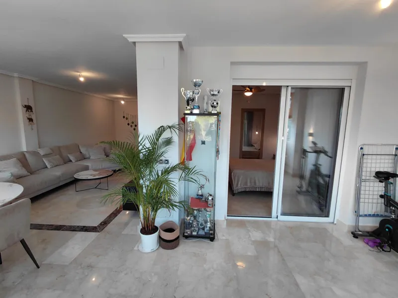 This stylishly renovated apartment is located in Camino del Pinar, one of Marbella's most peaceful and well-connected residential areas. Just a few minutes from the town centre and the beaches of the Golden Mile, it offers an exceptional combination of co
