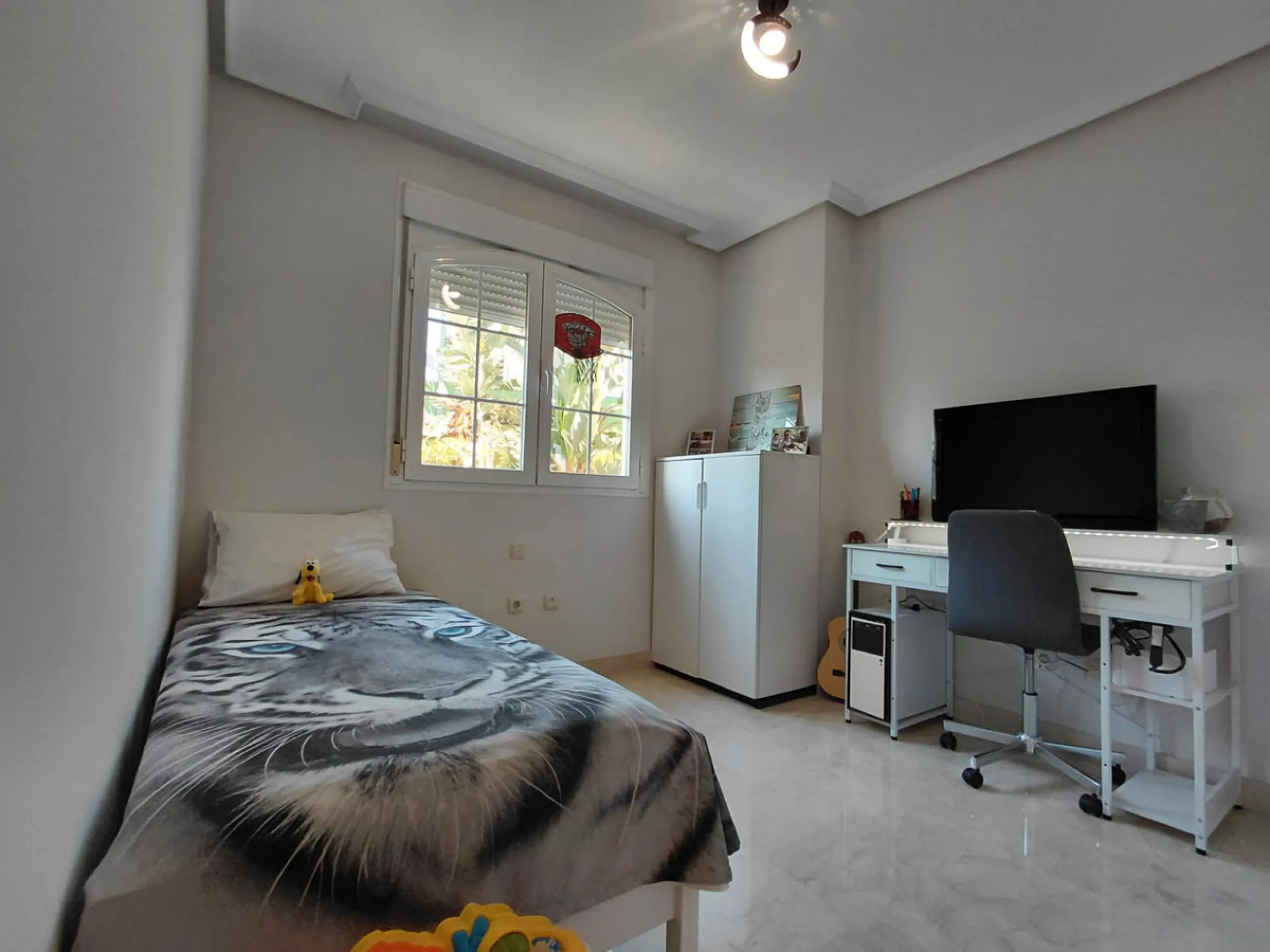 This stylishly renovated apartment is located in Camino del Pinar, one of Marbella's most peaceful and well-connected residential areas. Just a few minutes from the town centre and the beaches of the Golden Mile, it offers an exceptional combination of co