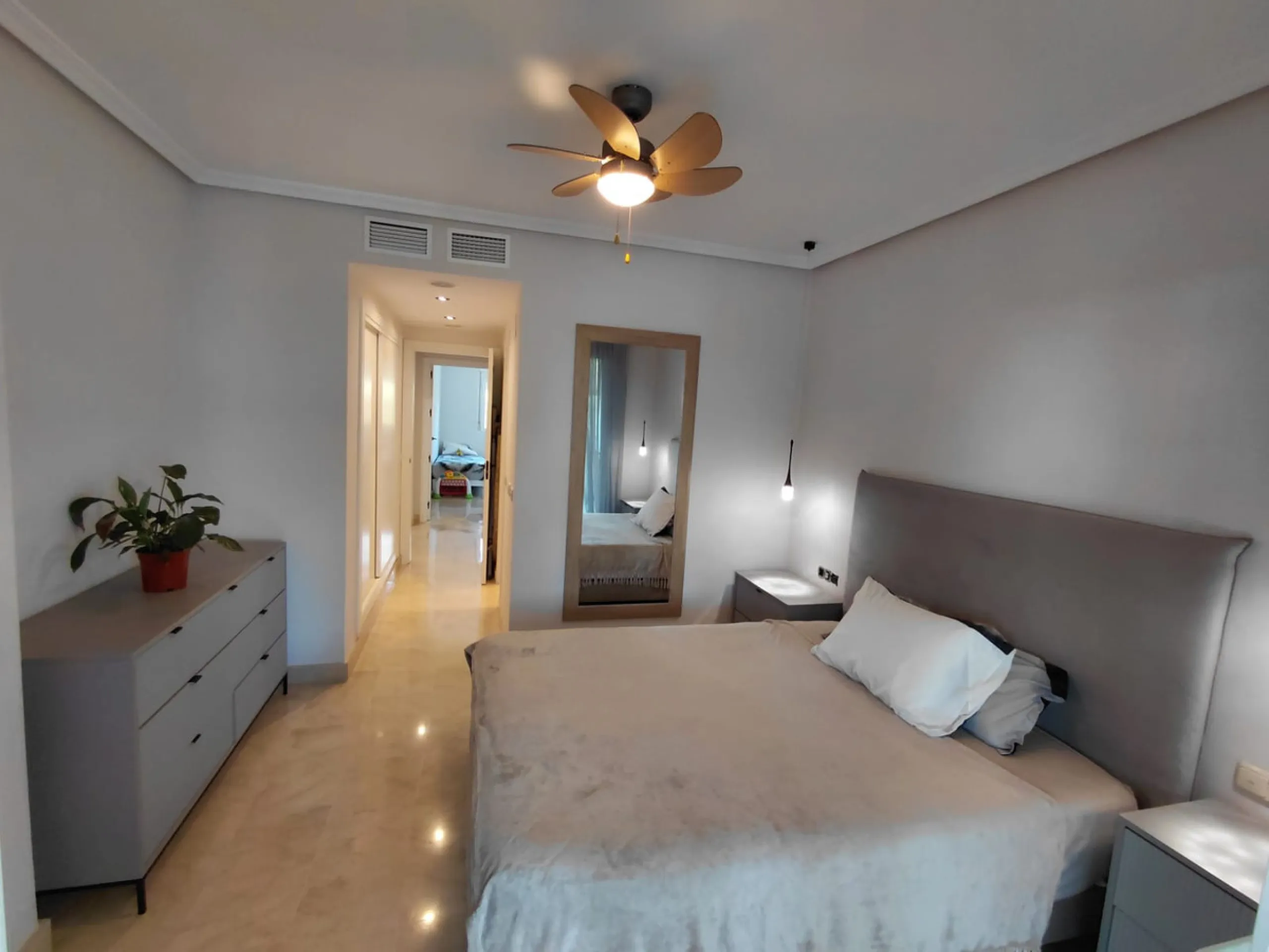 This stylishly renovated apartment is located in Camino del Pinar, one of Marbella's most peaceful and well-connected residential areas. Just a few minutes from the town centre and the beaches of the Golden Mile, it offers an exceptional combination of co