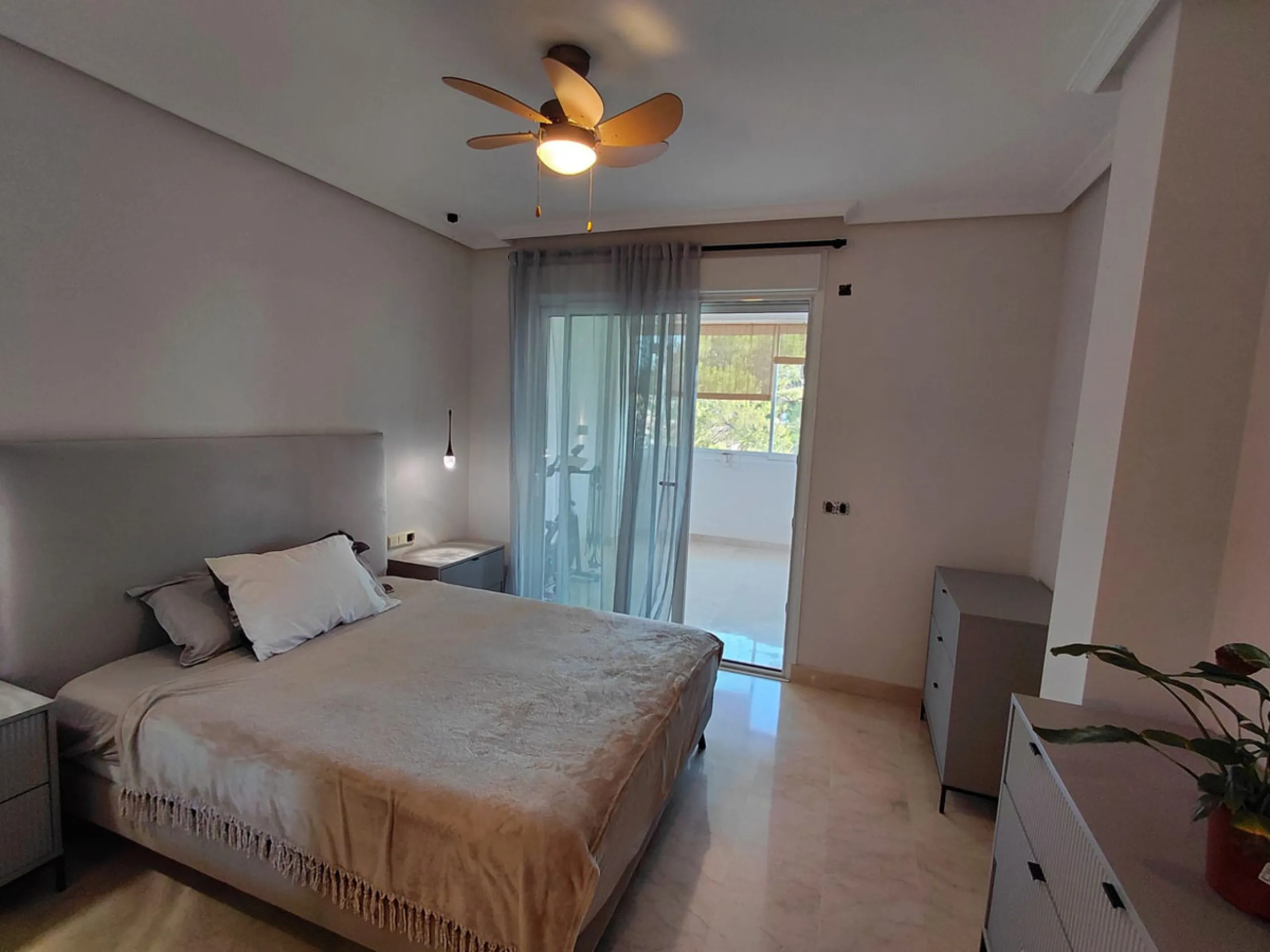 This stylishly renovated apartment is located in Camino del Pinar, one of Marbella's most peaceful and well-connected residential areas. Just a few minutes from the town centre and the beaches of the Golden Mile, it offers an exceptional combination of co