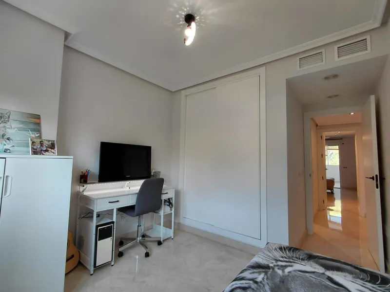 This stylishly renovated apartment is located in Camino del Pinar, one of Marbella's most peaceful and well-connected residential areas. Just a few minutes from the town centre and the beaches of the Golden Mile, it offers an exceptional combination of co