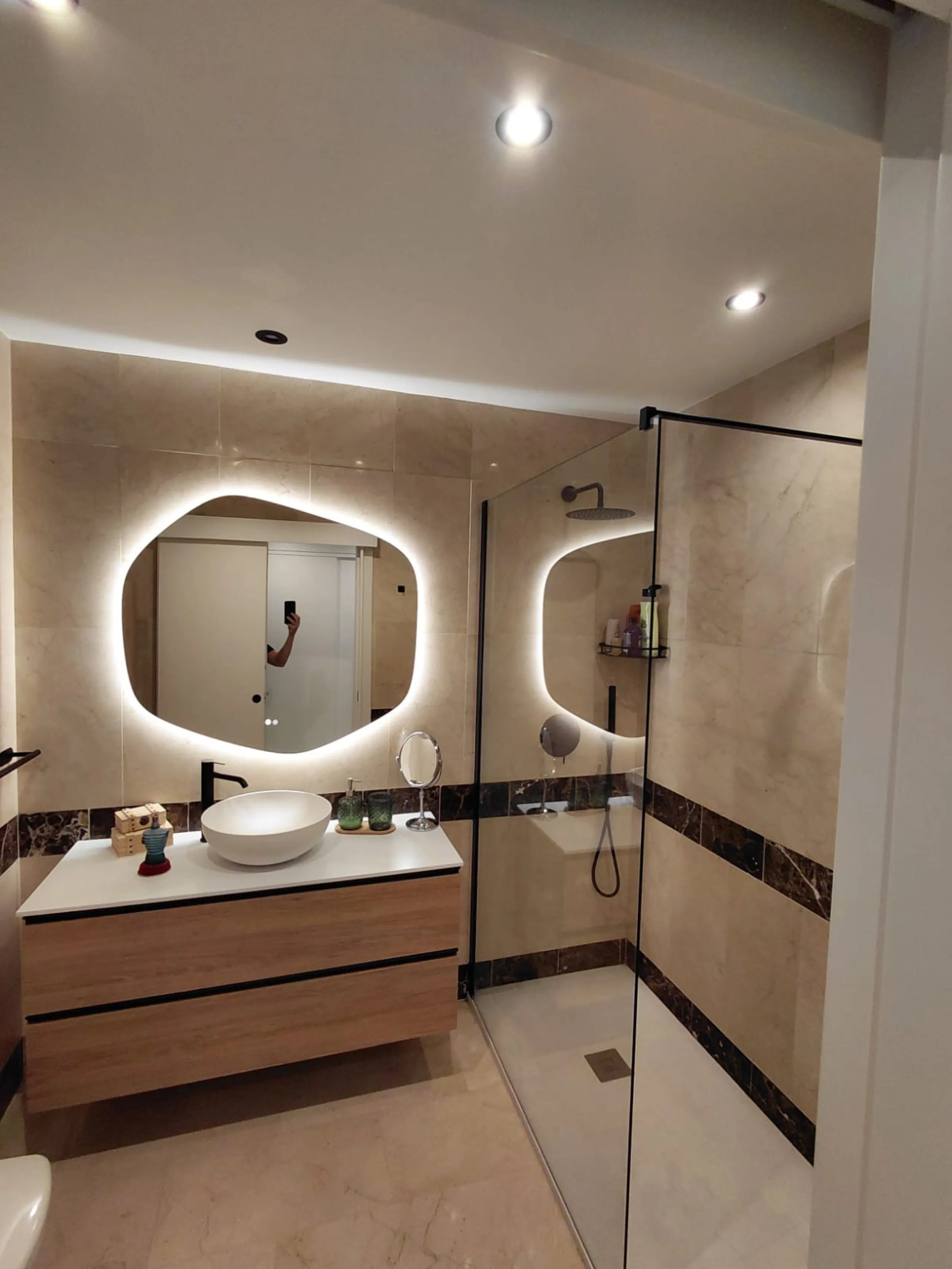 This stylishly renovated apartment is located in Camino del Pinar, one of Marbella's most peaceful and well-connected residential areas. Just a few minutes from the town centre and the beaches of the Golden Mile, it offers an exceptional combination of co