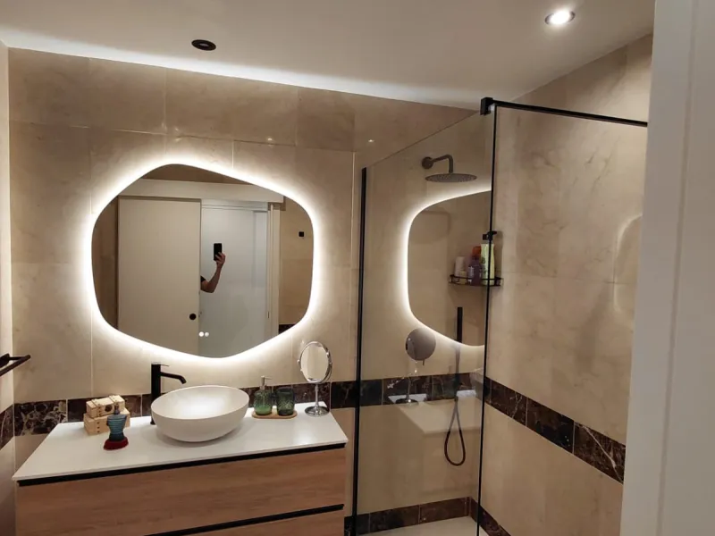 This stylishly renovated apartment is located in Camino del Pinar, one of Marbella's most peaceful and well-connected residential areas. Just a few minutes from the town centre and the beaches of the Golden Mile, it offers an exceptional combination of co
