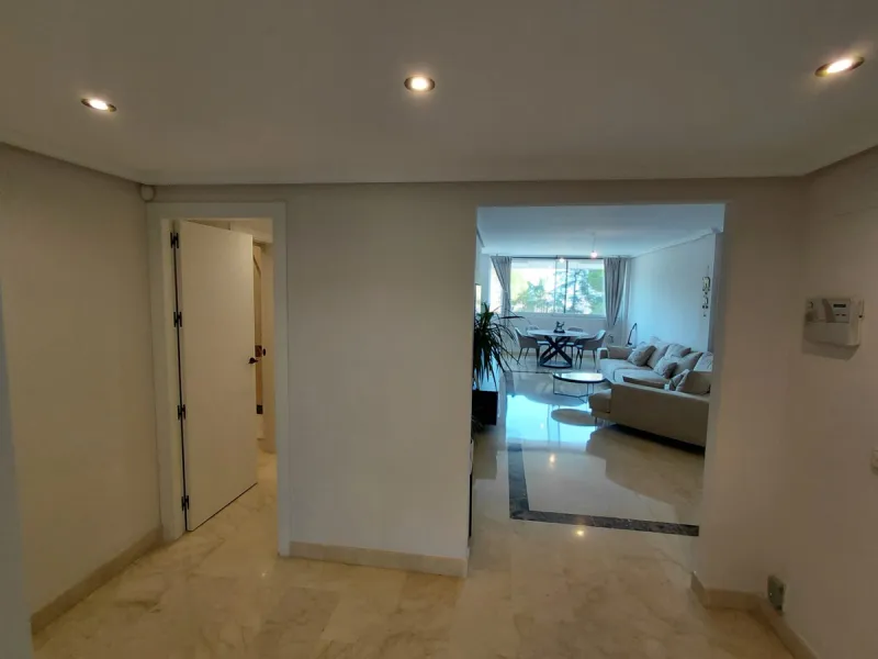 This stylishly renovated apartment is located in Camino del Pinar, one of Marbella's most peaceful and well-connected residential areas. Just a few minutes from the town centre and the beaches of the Golden Mile, it offers an exceptional combination of co