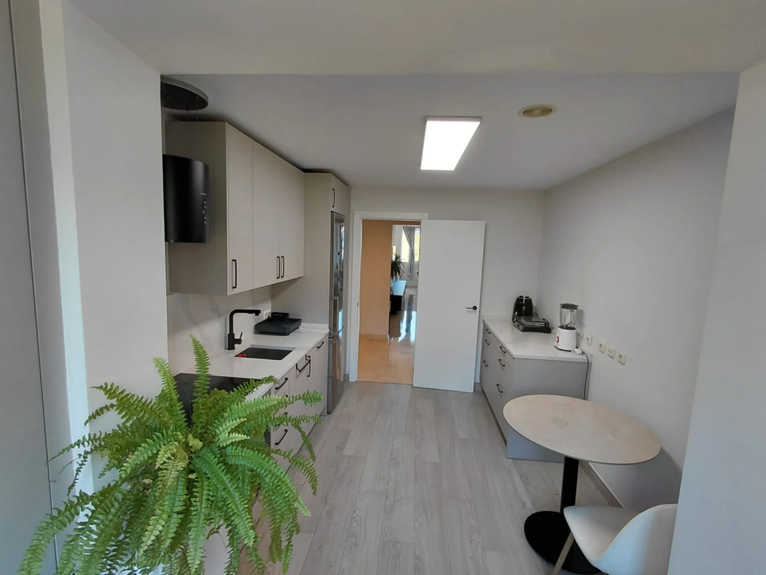 This stylishly renovated apartment is located in Camino del Pinar, one of Marbella's most peaceful and well-connected residential areas. Just a few minutes from the town centre and the beaches of the Golden Mile, it offers an exceptional combination of co