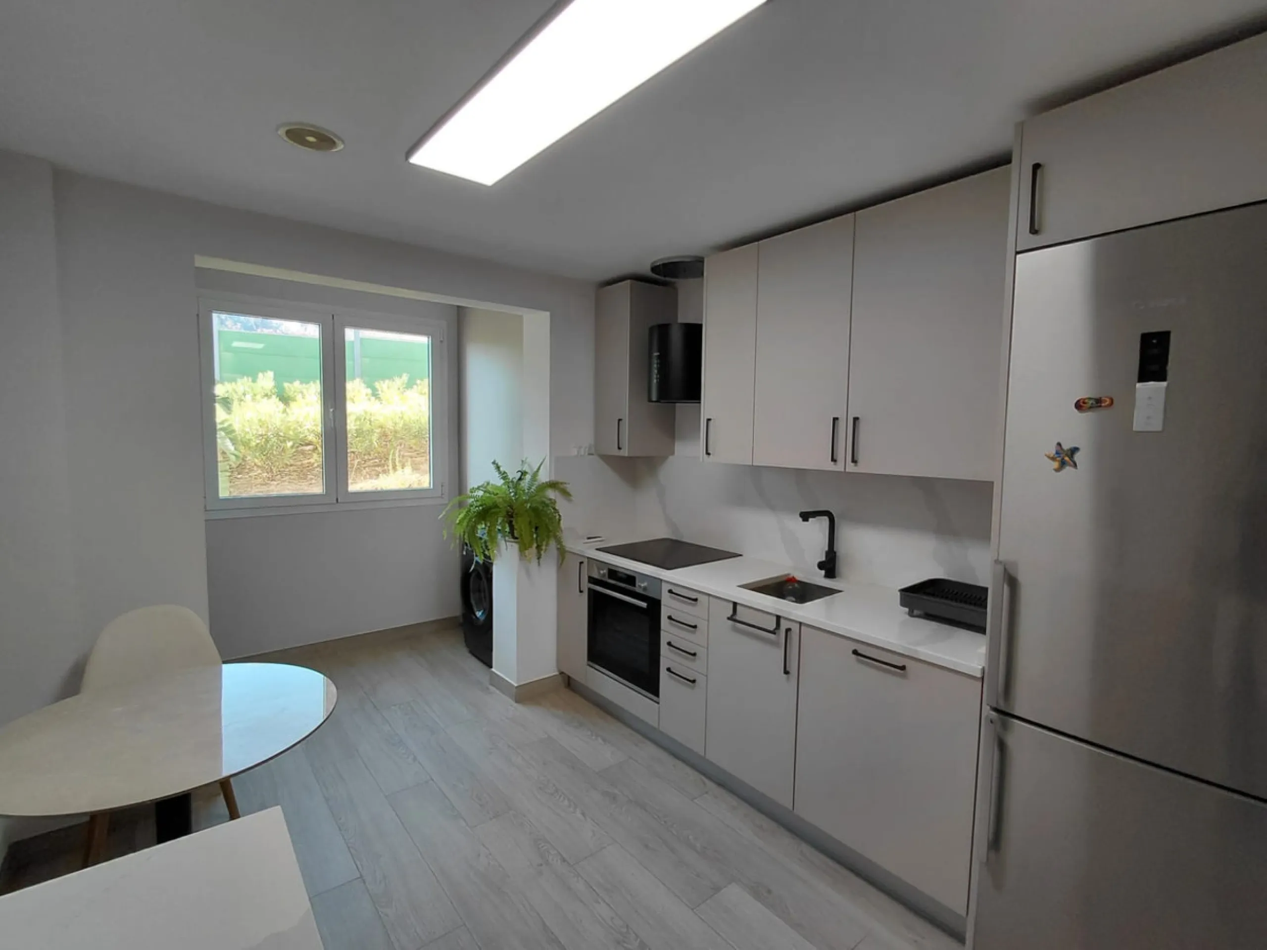 This stylishly renovated apartment is located in Camino del Pinar, one of Marbella's most peaceful and well-connected residential areas. Just a few minutes from the town centre and the beaches of the Golden Mile, it offers an exceptional combination of co