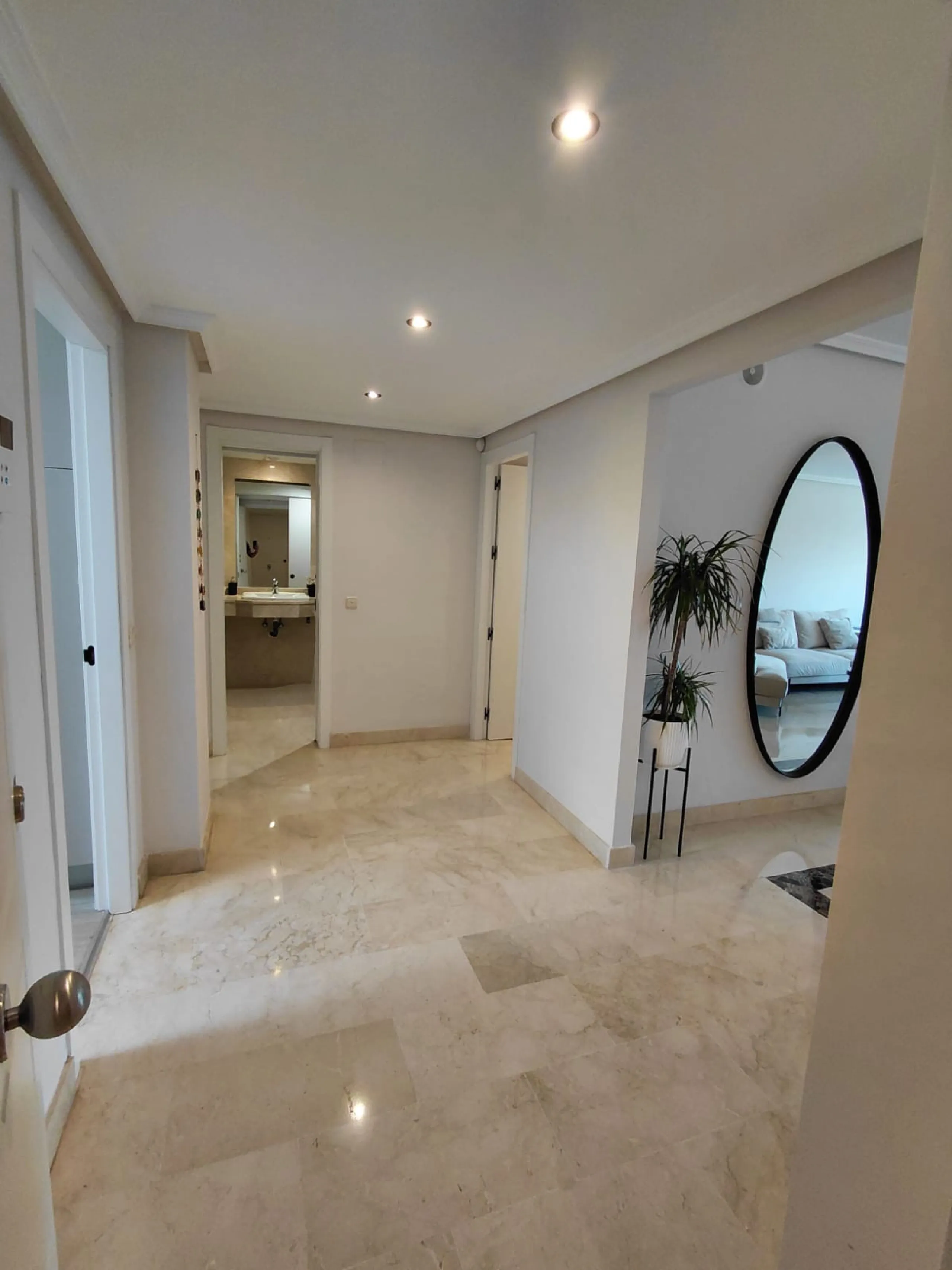This stylishly renovated apartment is located in Camino del Pinar, one of Marbella's most peaceful and well-connected residential areas. Just a few minutes from the town centre and the beaches of the Golden Mile, it offers an exceptional combination of co