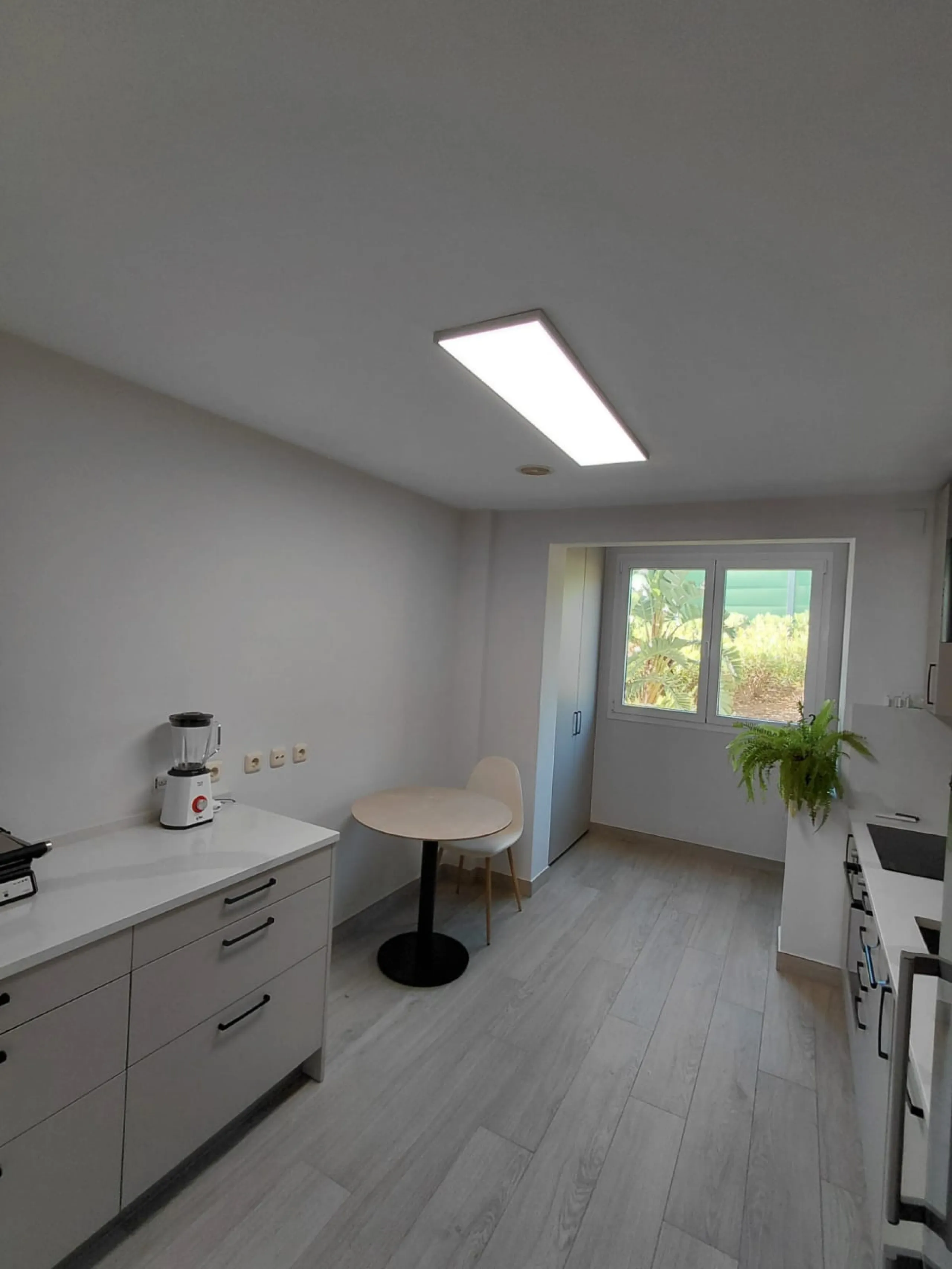 This stylishly renovated apartment is located in Camino del Pinar, one of Marbella's most peaceful and well-connected residential areas. Just a few minutes from the town centre and the beaches of the Golden Mile, it offers an exceptional combination of co