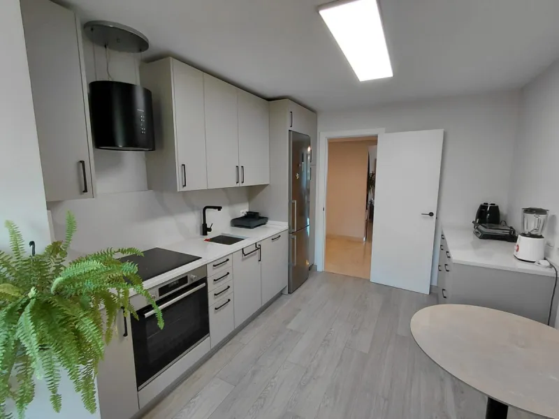 This stylishly renovated apartment is located in Camino del Pinar, one of Marbella's most peaceful and well-connected residential areas. Just a few minutes from the town centre and the beaches of the Golden Mile, it offers an exceptional combination of co