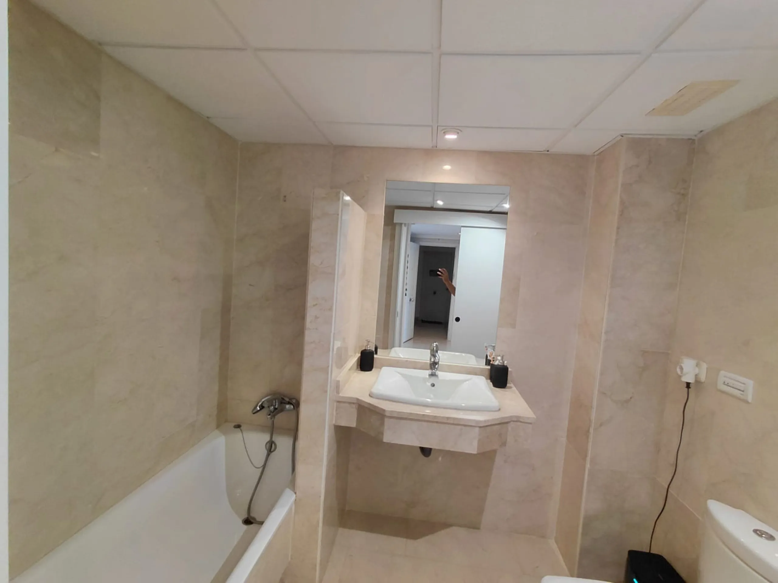 This stylishly renovated apartment is located in Camino del Pinar, one of Marbella's most peaceful and well-connected residential areas. Just a few minutes from the town centre and the beaches of the Golden Mile, it offers an exceptional combination of co