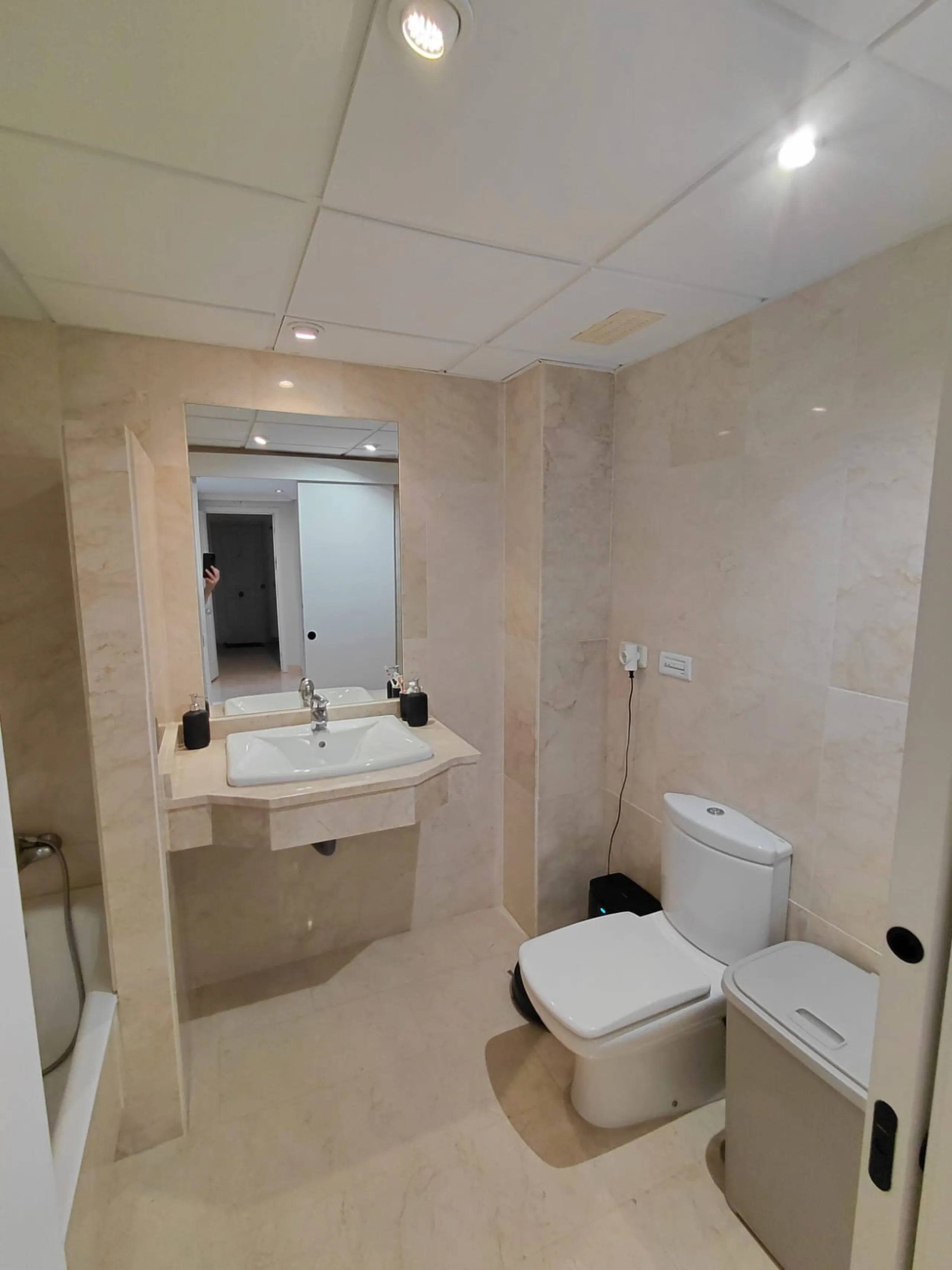 This stylishly renovated apartment is located in Camino del Pinar, one of Marbella's most peaceful and well-connected residential areas. Just a few minutes from the town centre and the beaches of the Golden Mile, it offers an exceptional combination of co