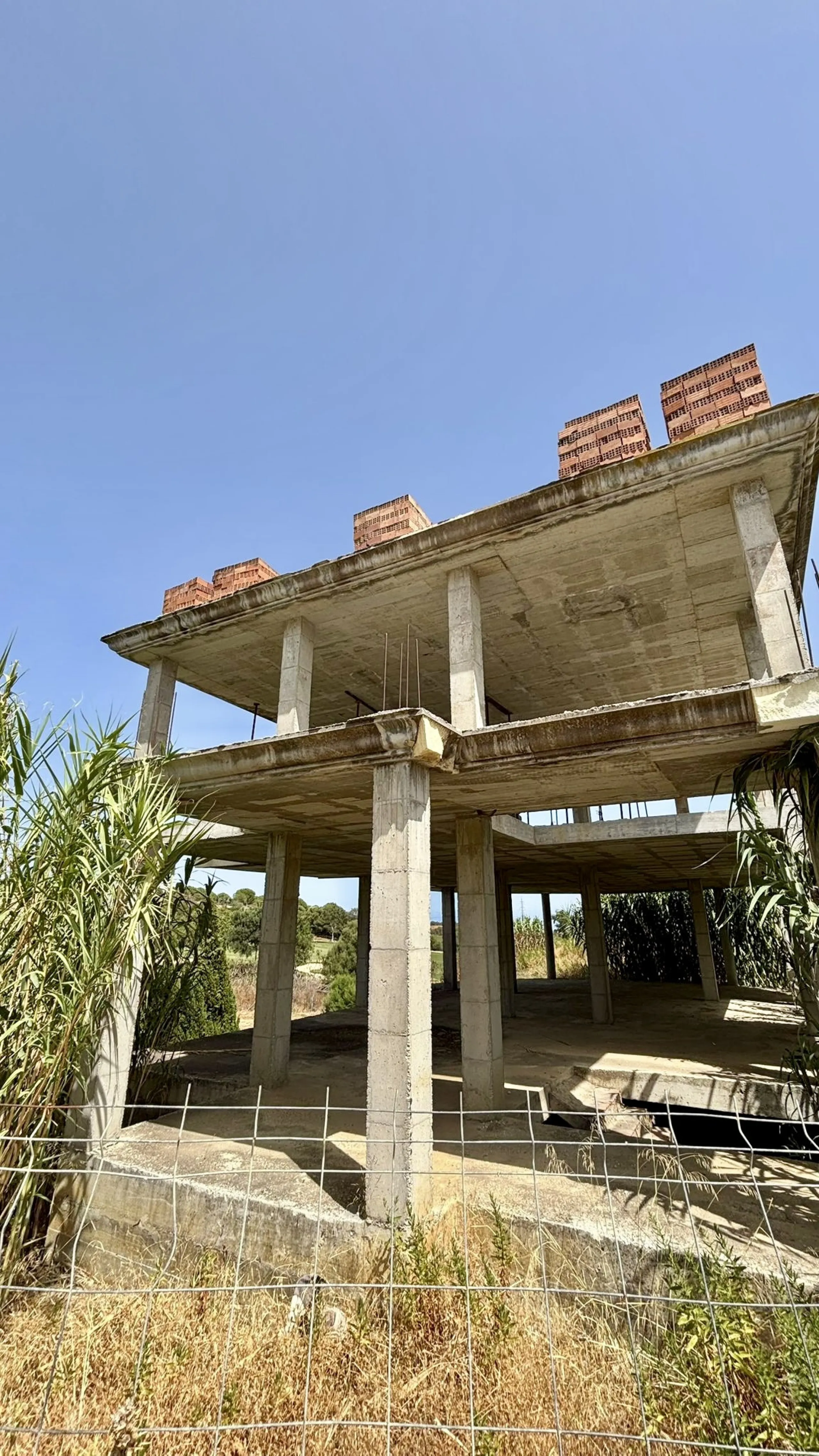 Unique opportunity to acquire a south-facing frontline golf plot in Valle Romano, Estepona, complete with an existing structure and an approved project with building license.