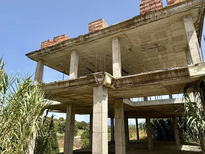 Unique opportunity to acquire a south-facing frontline golf plot in Valle Romano, Estepona, complete with an existing structure and an approved project with building license.