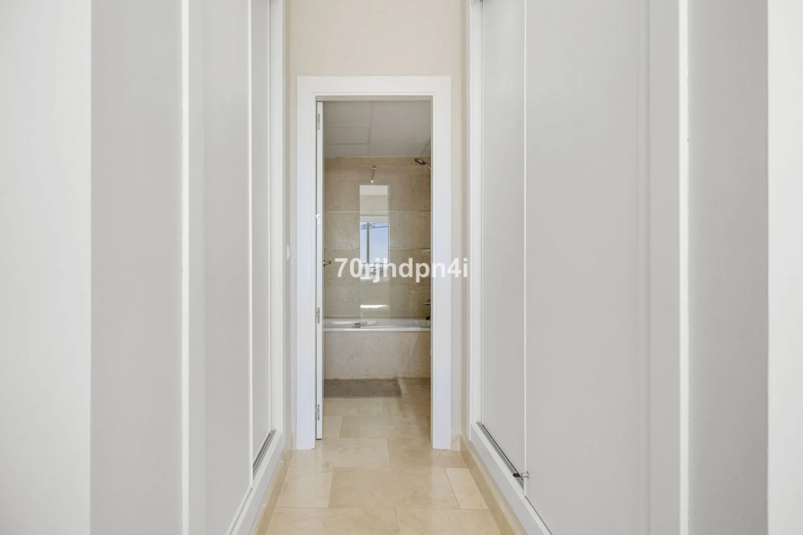 Located in the green and peaceful surroundings of La Resina Golf, this fully renovated penthouse offers a refined combination of space, comfort and open sea views. A property designed for those who want more — more light, more privacy and a higher standar