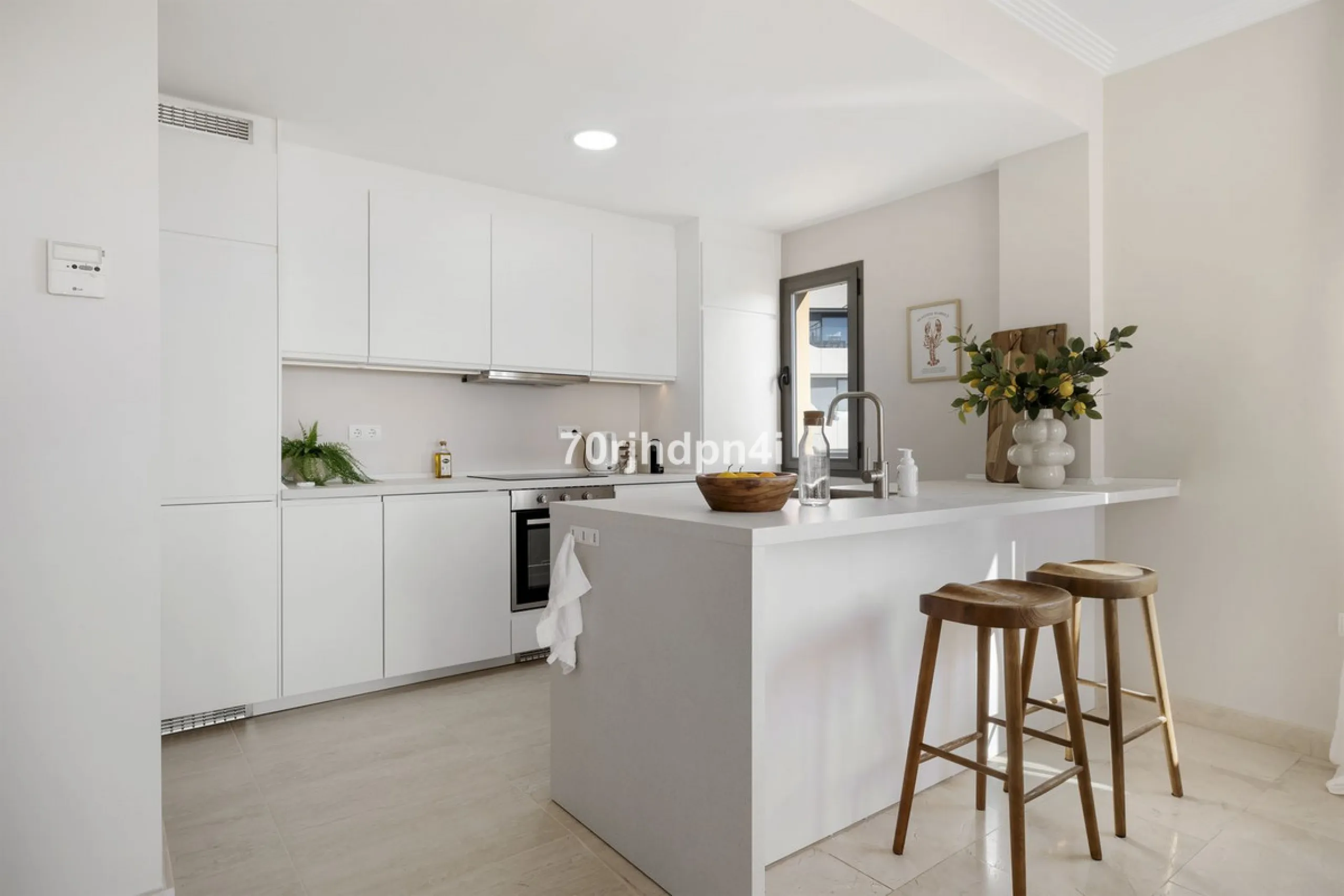 Located in the green and peaceful surroundings of La Resina Golf, this fully renovated penthouse offers a refined combination of space, comfort and open sea views. A property designed for those who want more — more light, more privacy and a higher standar