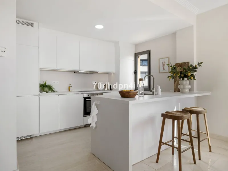 Located in the green and peaceful surroundings of La Resina Golf, this fully renovated penthouse offers a refined combination of space, comfort and open sea views. A property designed for those who want more — more light, more privacy and a higher standar