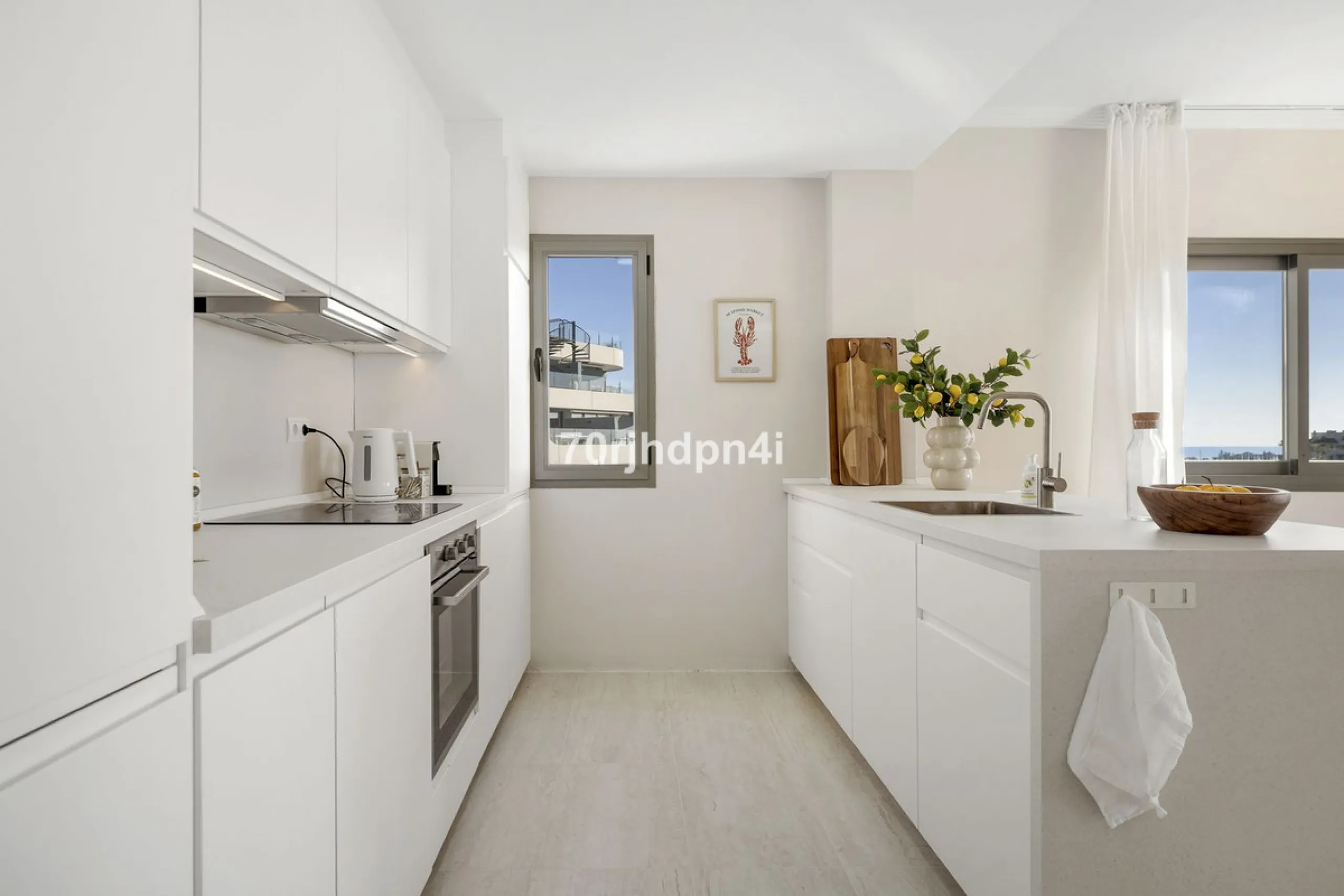 Located in the green and peaceful surroundings of La Resina Golf, this fully renovated penthouse offers a refined combination of space, comfort and open sea views. A property designed for those who want more — more light, more privacy and a higher standar