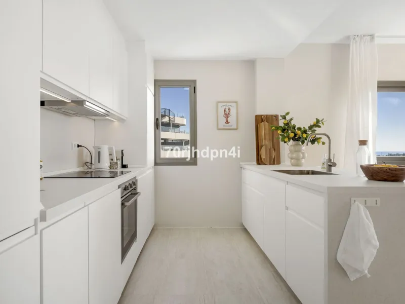 Located in the green and peaceful surroundings of La Resina Golf, this fully renovated penthouse offers a refined combination of space, comfort and open sea views. A property designed for those who want more — more light, more privacy and a higher standar