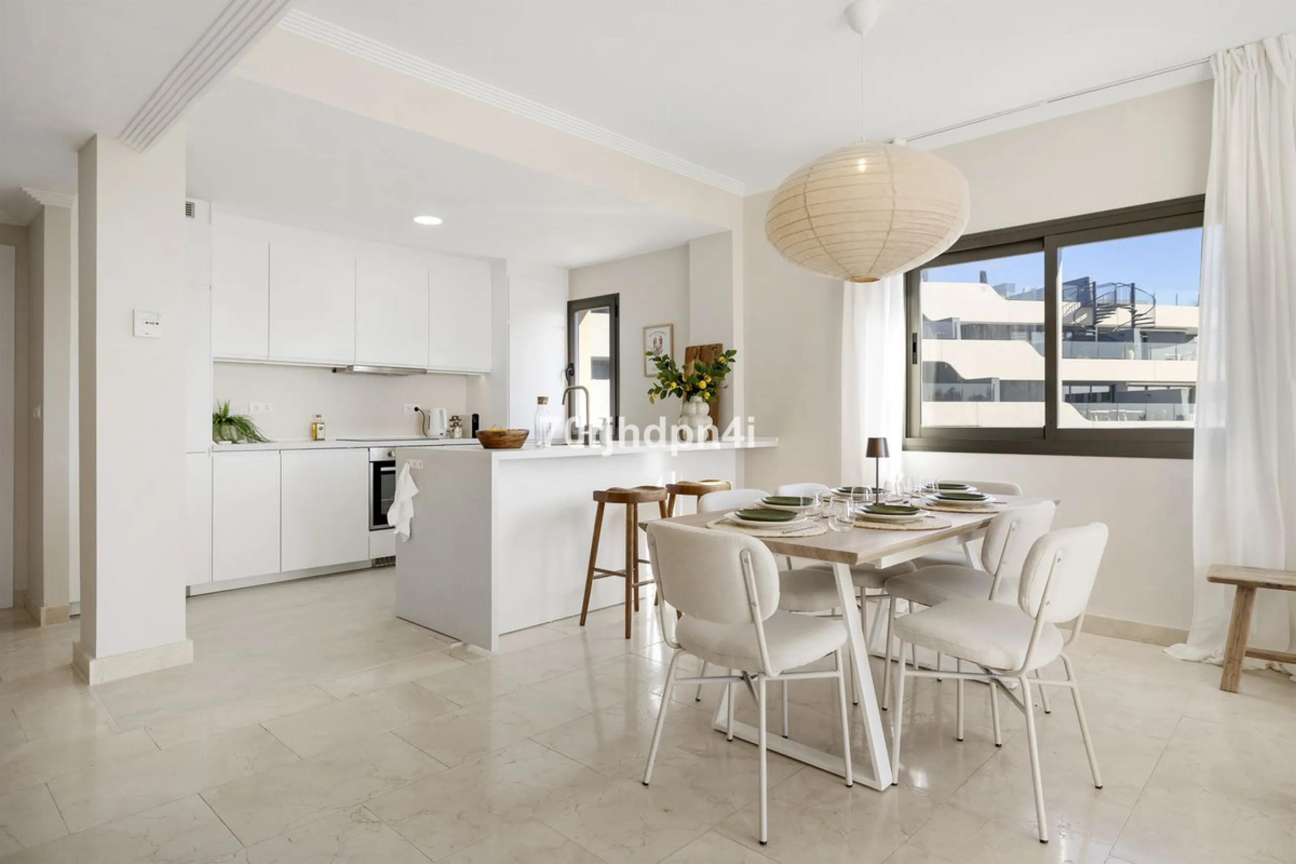 Located in the green and peaceful surroundings of La Resina Golf, this fully renovated penthouse offers a refined combination of space, comfort and open sea views. A property designed for those who want more — more light, more privacy and a higher standar