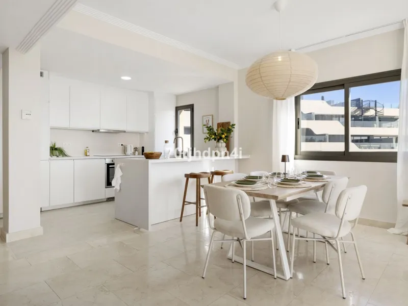 Located in the green and peaceful surroundings of La Resina Golf, this fully renovated penthouse offers a refined combination of space, comfort and open sea views. A property designed for those who want more — more light, more privacy and a higher standar
