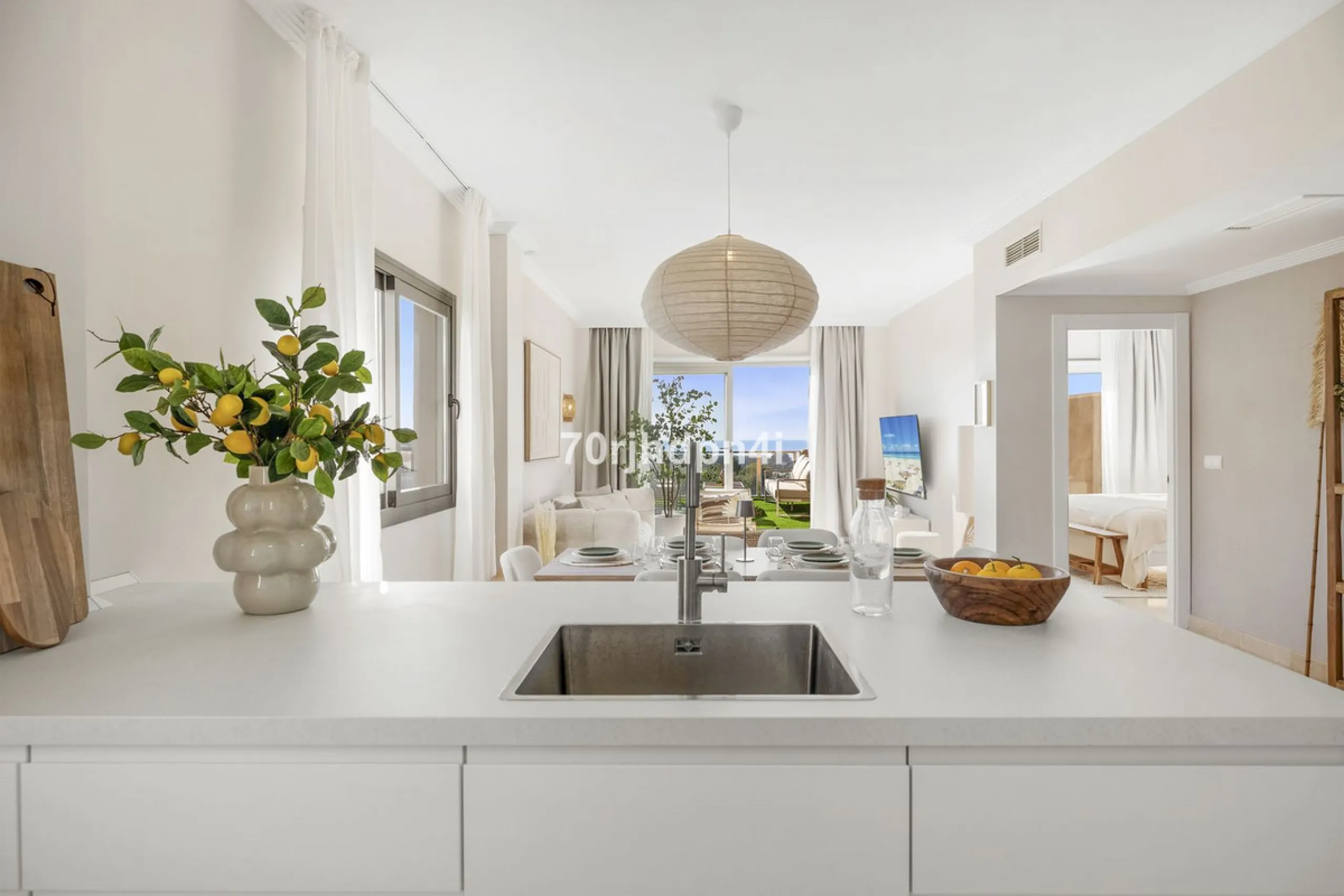 Located in the green and peaceful surroundings of La Resina Golf, this fully renovated penthouse offers a refined combination of space, comfort and open sea views. A property designed for those who want more — more light, more privacy and a higher standar