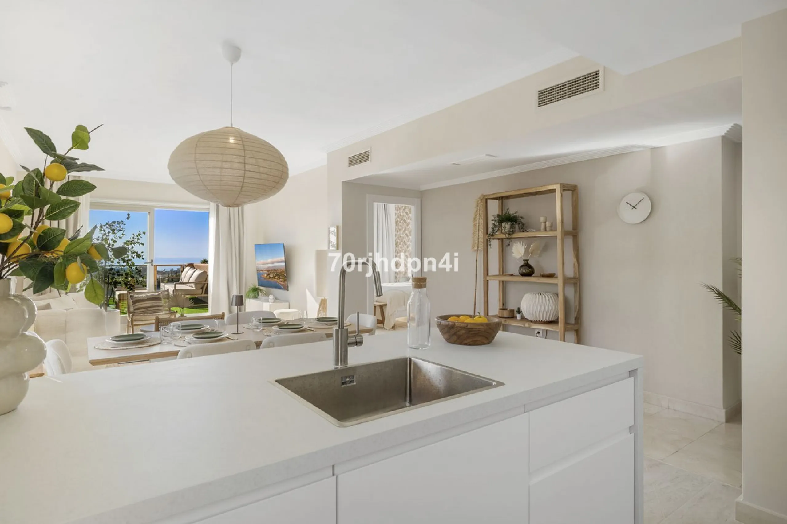 Located in the green and peaceful surroundings of La Resina Golf, this fully renovated penthouse offers a refined combination of space, comfort and open sea views. A property designed for those who want more — more light, more privacy and a higher standar