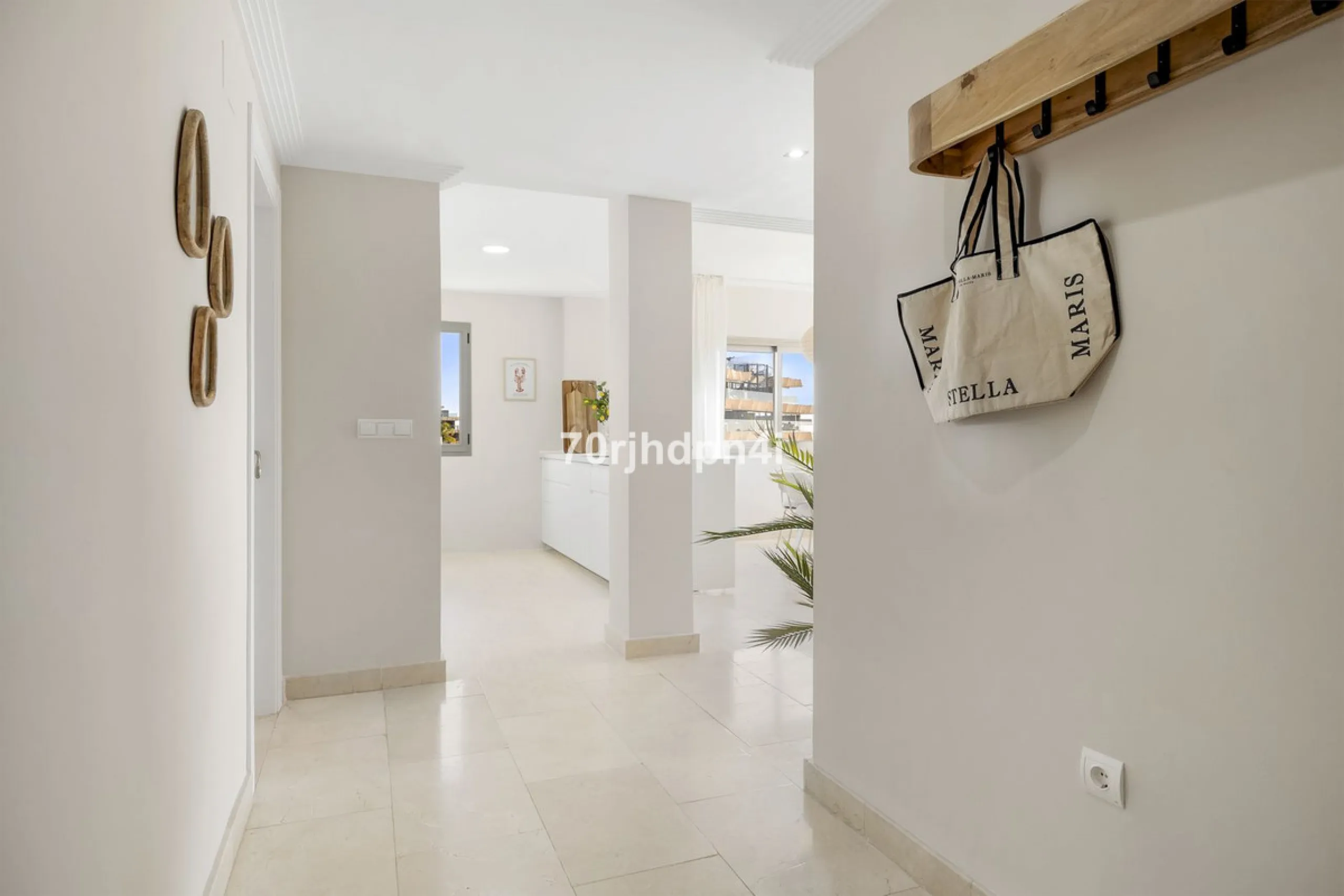 Located in the green and peaceful surroundings of La Resina Golf, this fully renovated penthouse offers a refined combination of space, comfort and open sea views. A property designed for those who want more — more light, more privacy and a higher standar