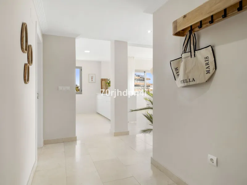 Located in the green and peaceful surroundings of La Resina Golf, this fully renovated penthouse offers a refined combination of space, comfort and open sea views. A property designed for those who want more — more light, more privacy and a higher standar