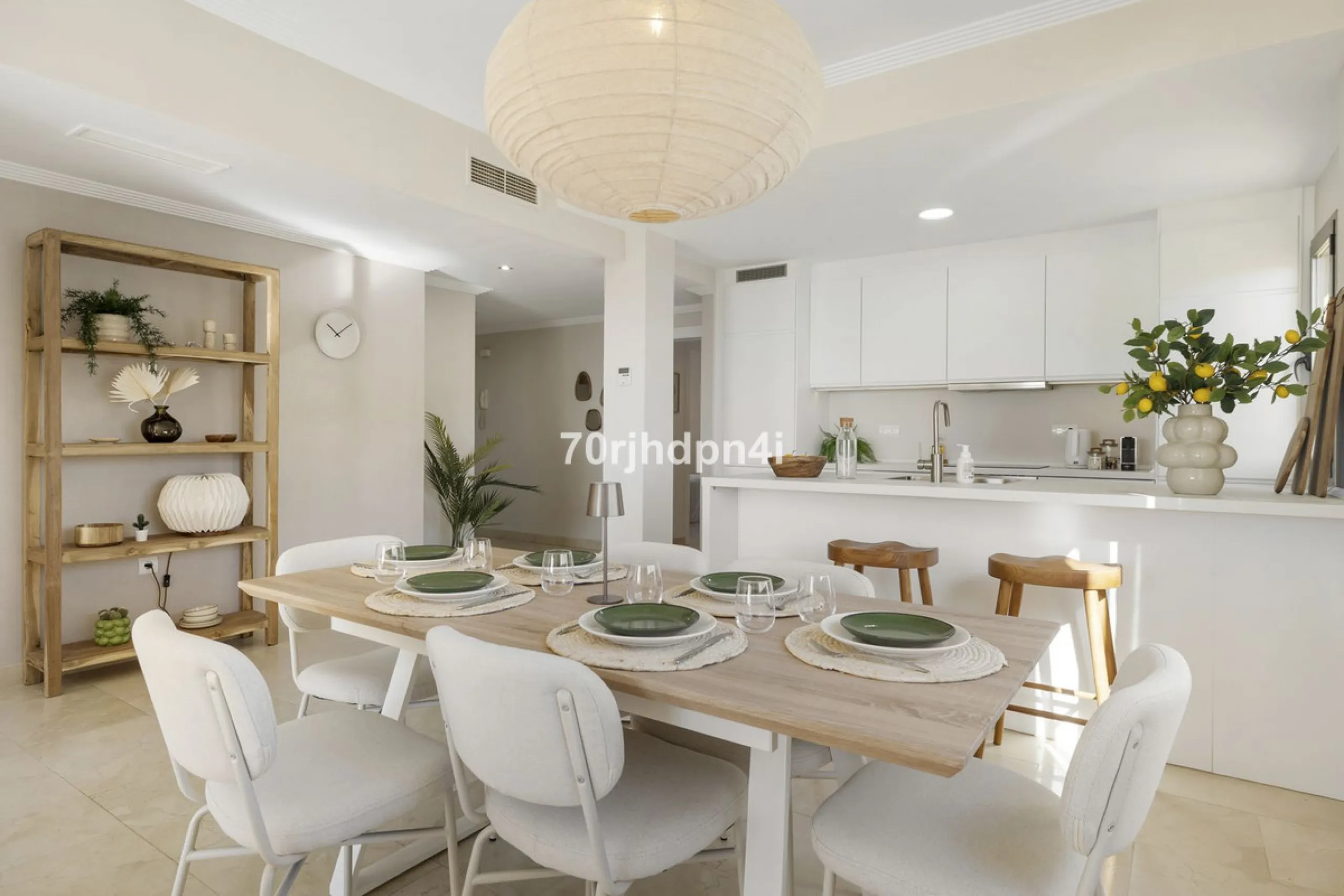 Located in the green and peaceful surroundings of La Resina Golf, this fully renovated penthouse offers a refined combination of space, comfort and open sea views. A property designed for those who want more — more light, more privacy and a higher standar